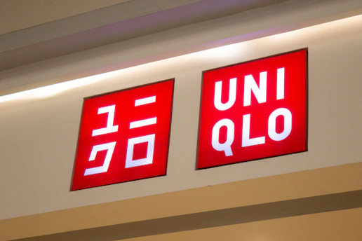 Red uniqlo logo with japanese characters