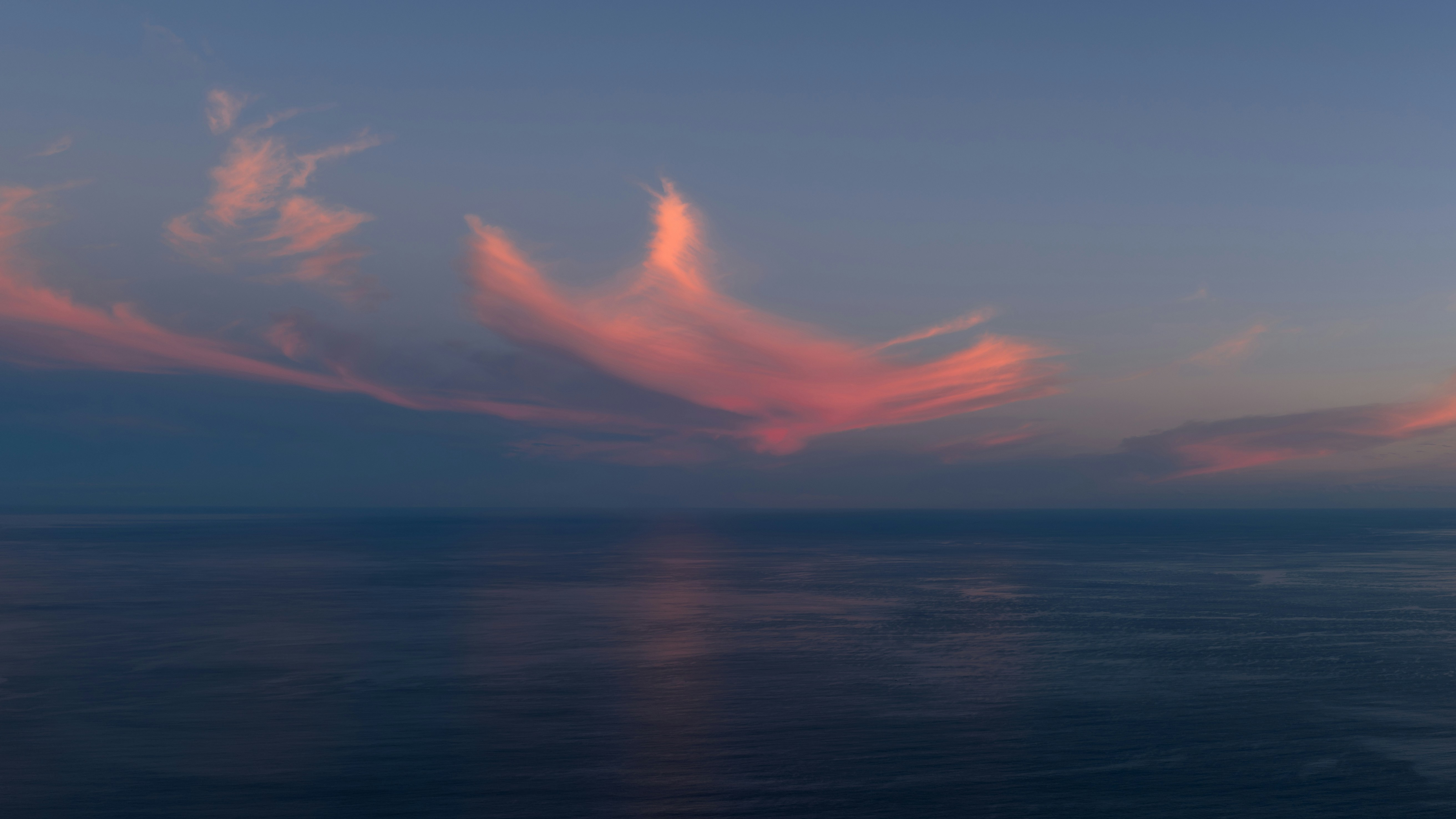 Nuages roses au-dessus de l’océan au crépuscule