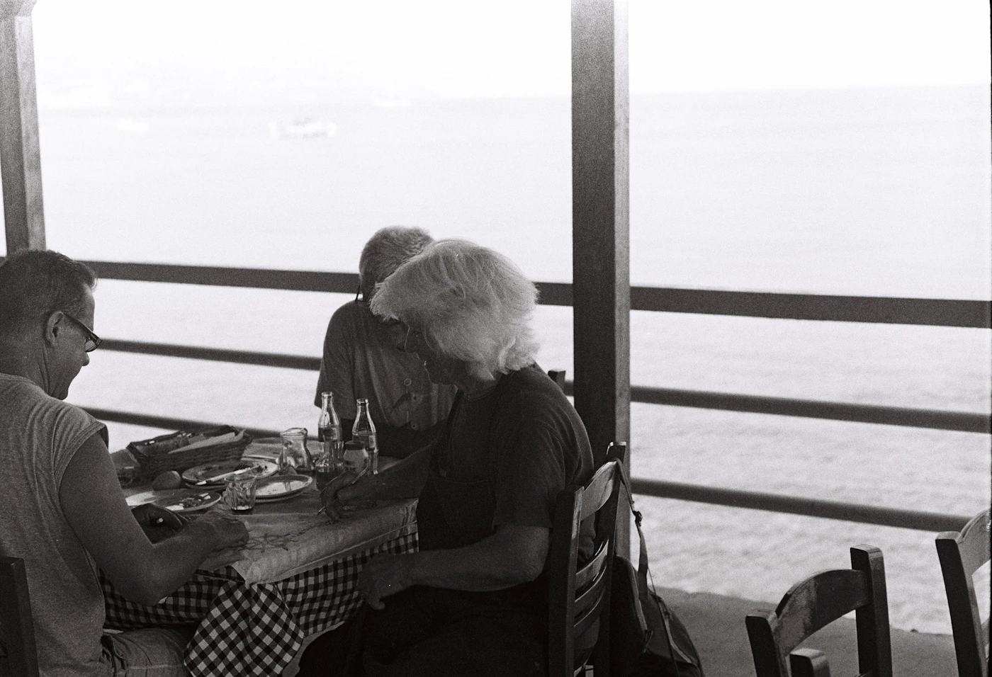 Pareja mayor disfrutando del Mediterráneo