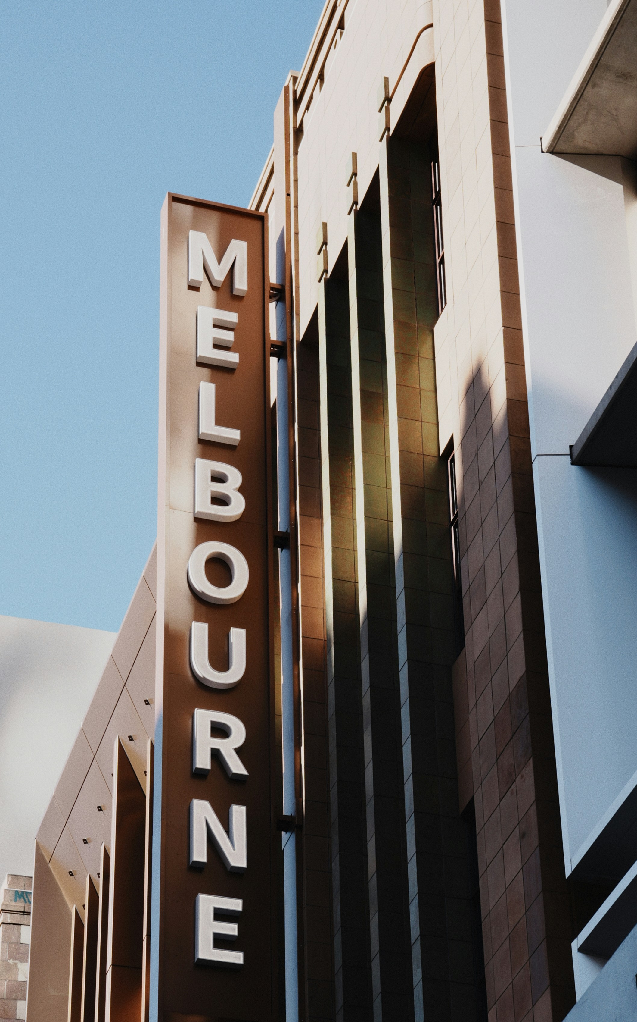 Letrero vertical de melbourne en un edificio