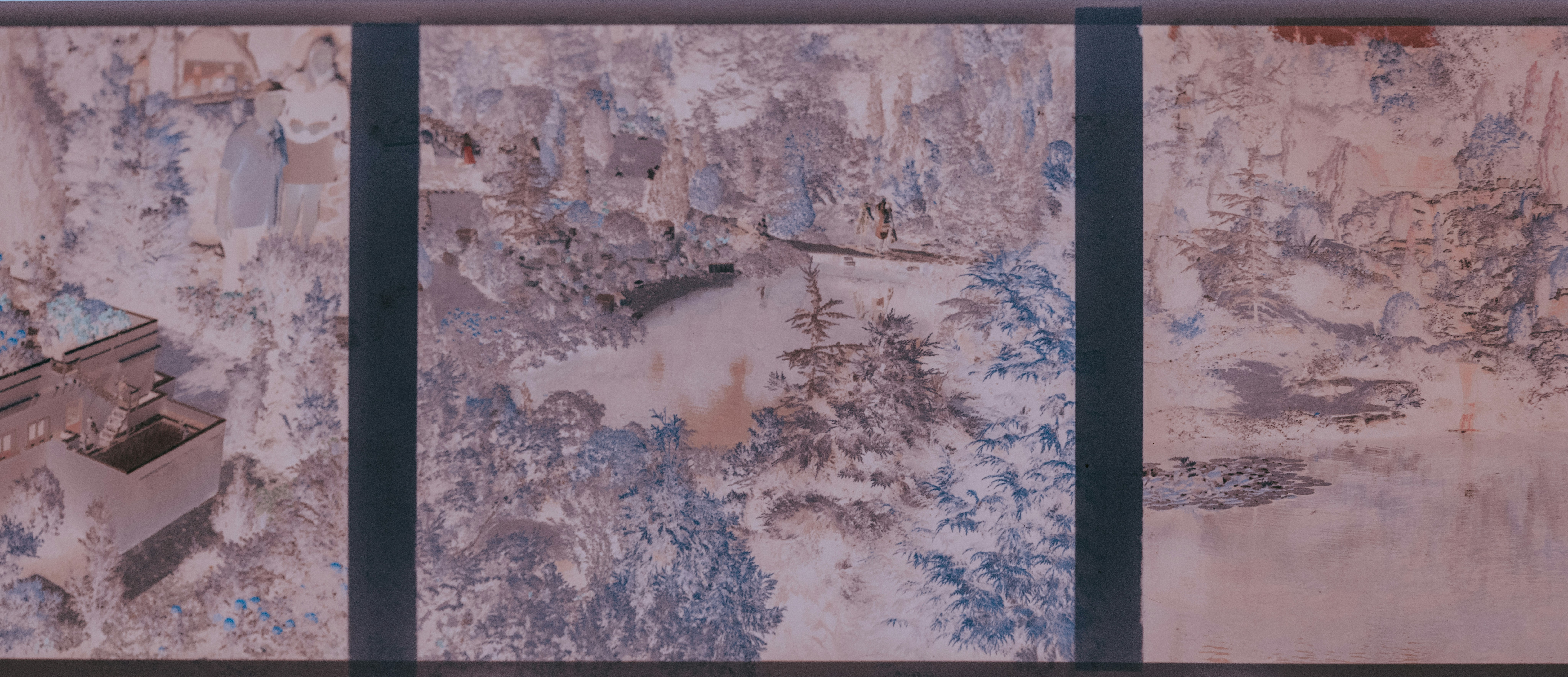 Triptych bagian dinding bertekstur lapuk