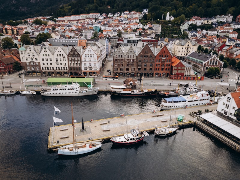 Puerto de Bergen con casas de colores en Noruega