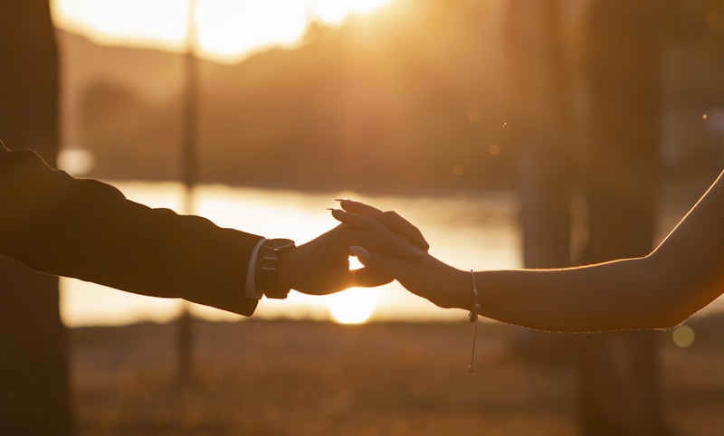 Pareja de la mano al atardecer