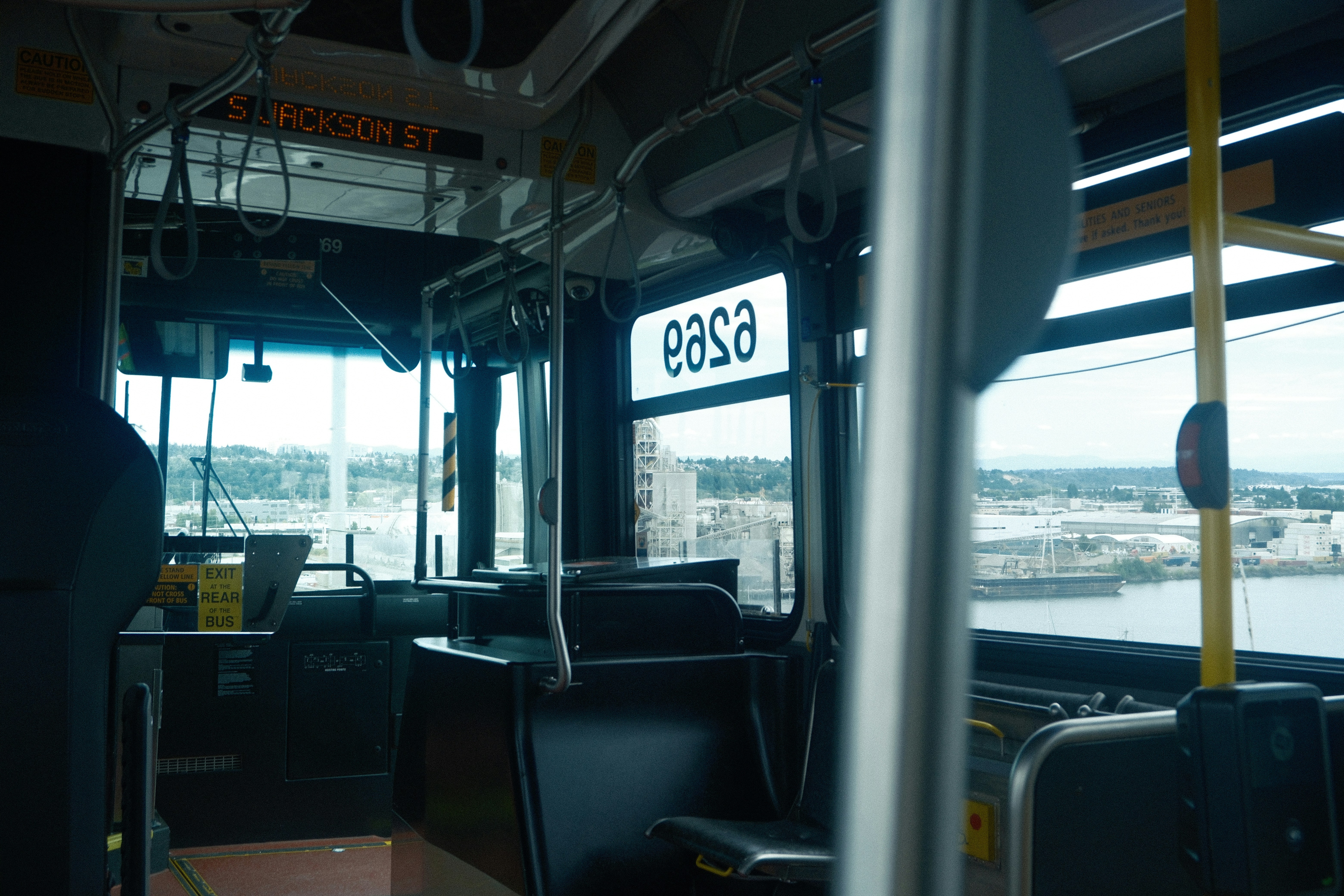 Vista interior de un autobús con vistas a la ciudad