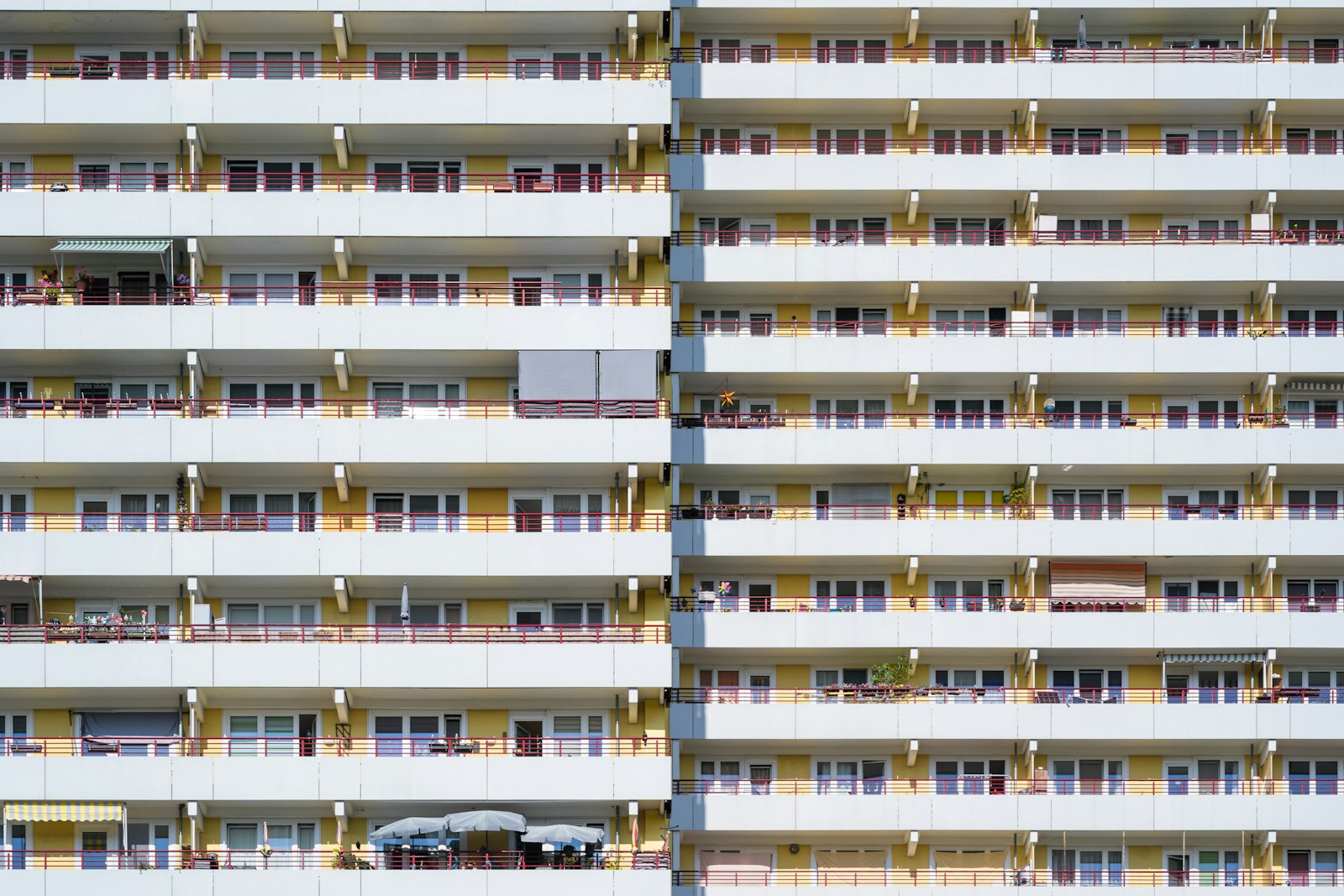 İnşaatı tamamlanmış, iskelesi sökülmüş ve balkonları henüz boş duran yeni apartman cephesi