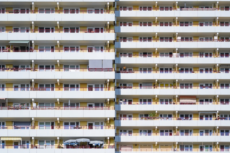 Wohngebäude mit vielen Balkonen in einer Stadt