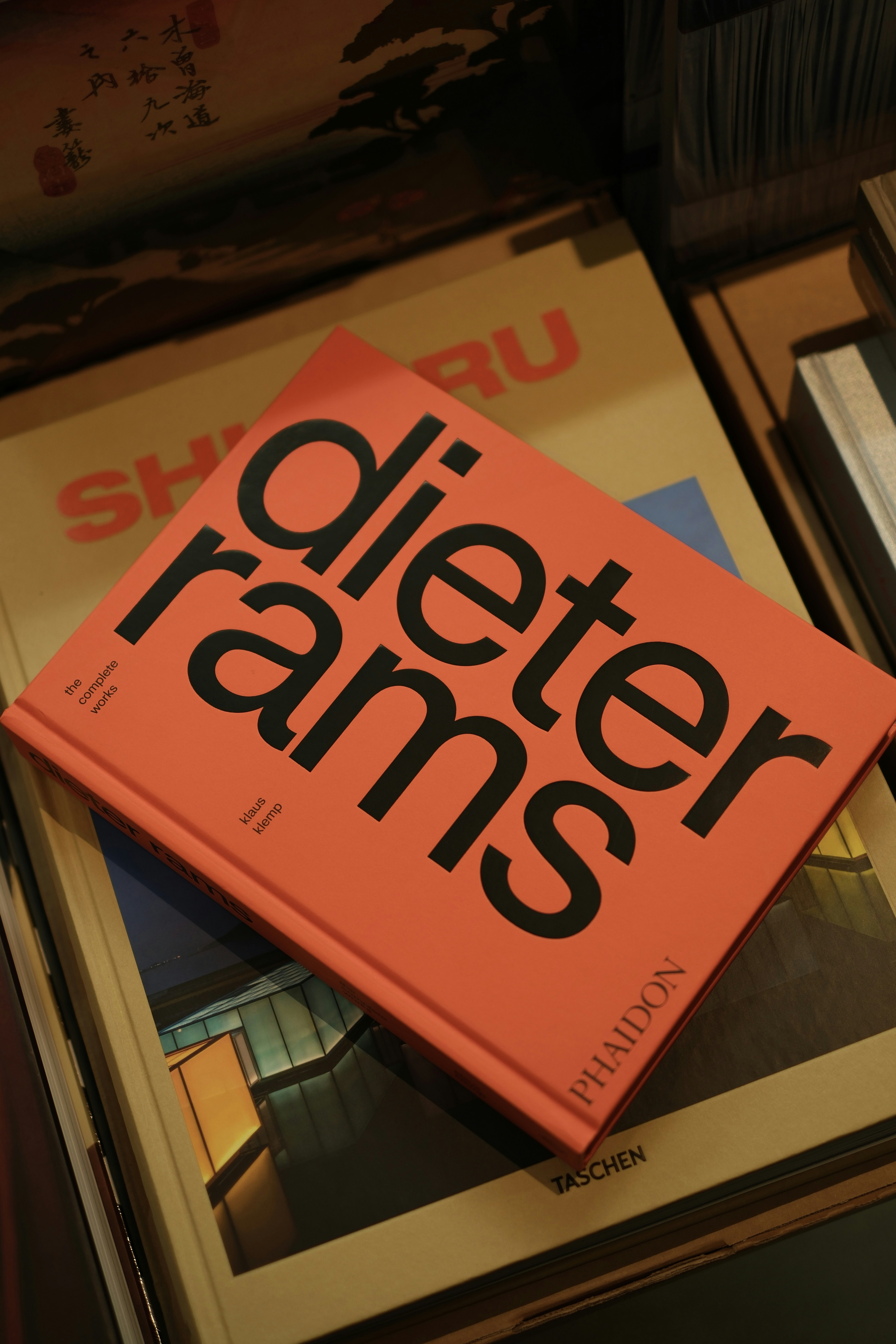 Libro arancione intitolato "arieti dietetici" in cima ad altri libri.