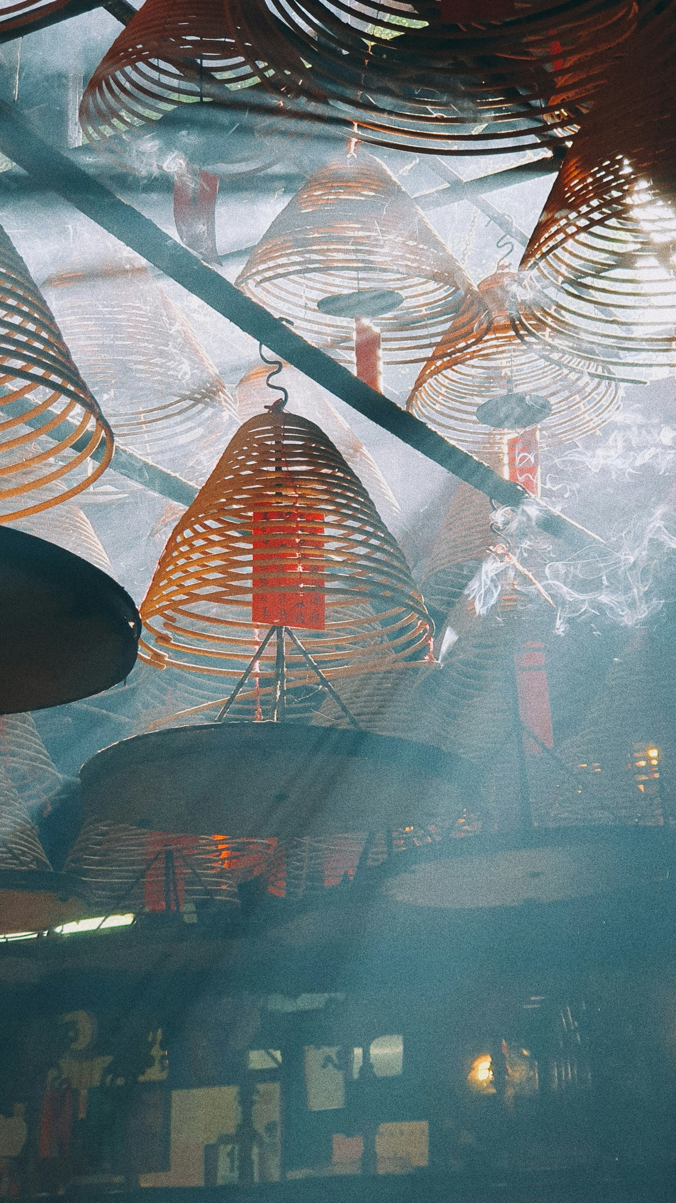 Bobines d’encens brûlant de fumée et de rayons de soleil