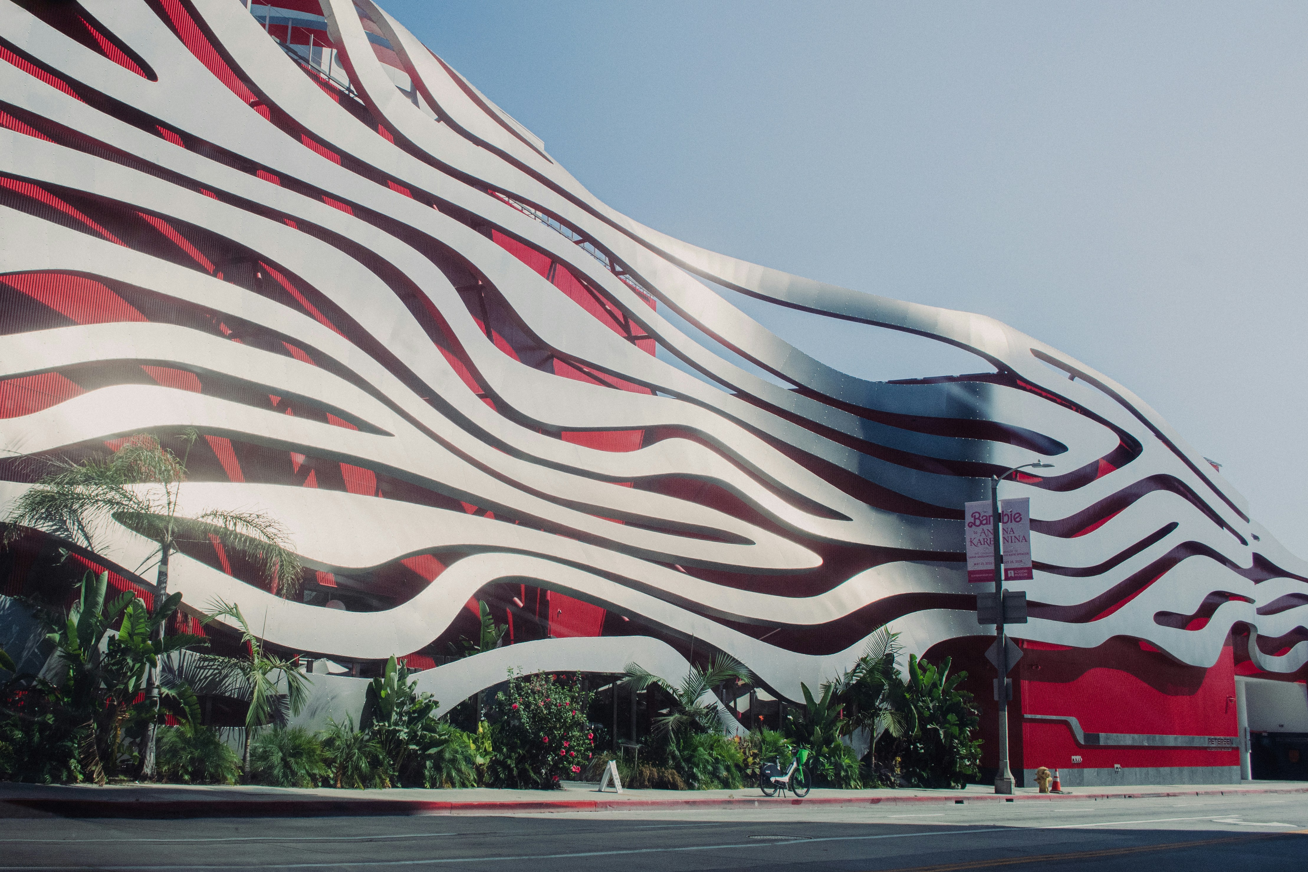 Modernes Gebäude mit rot-weiß gewellter Fassade