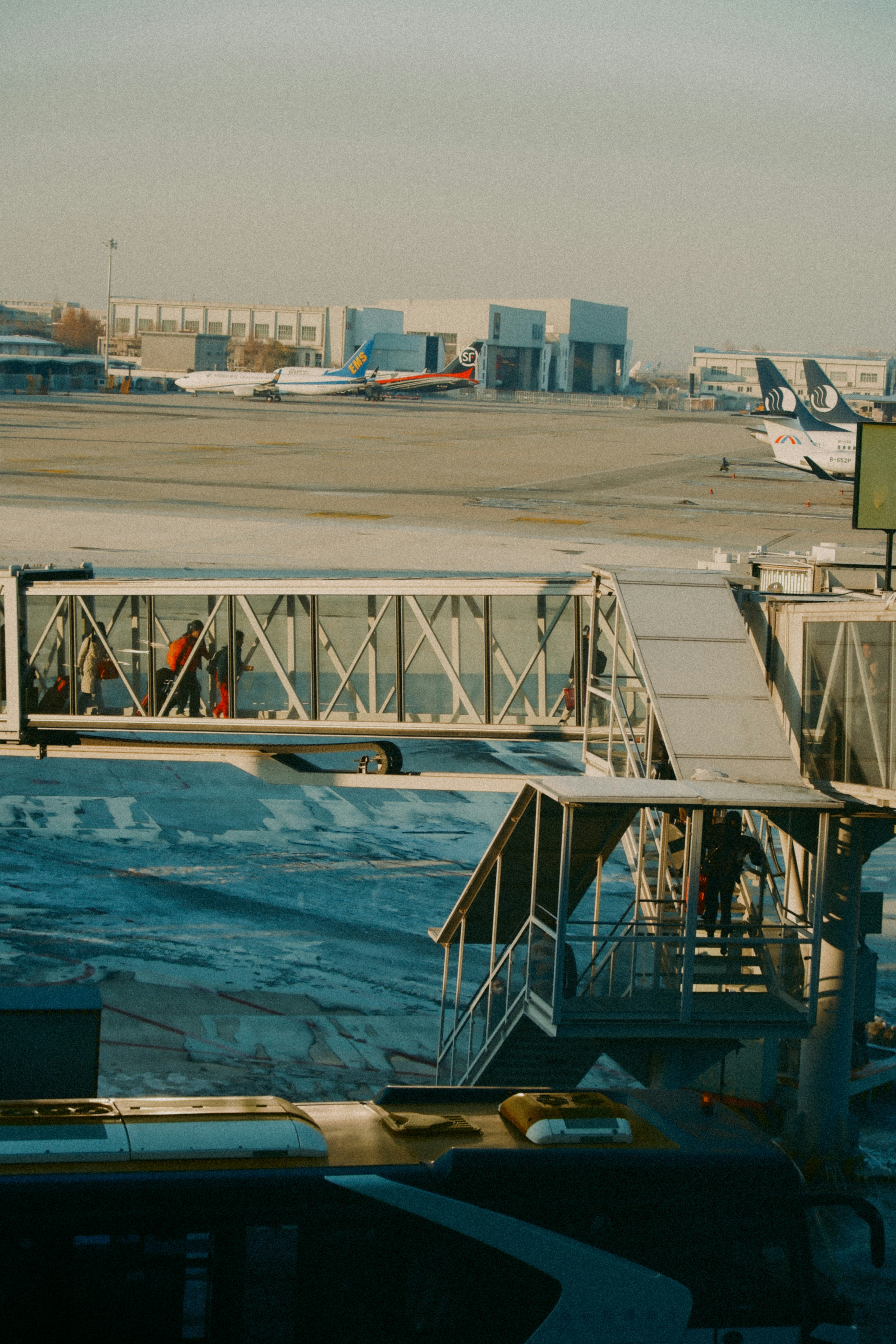 飛行機と建物を背景にした空港ジェットブリッジ