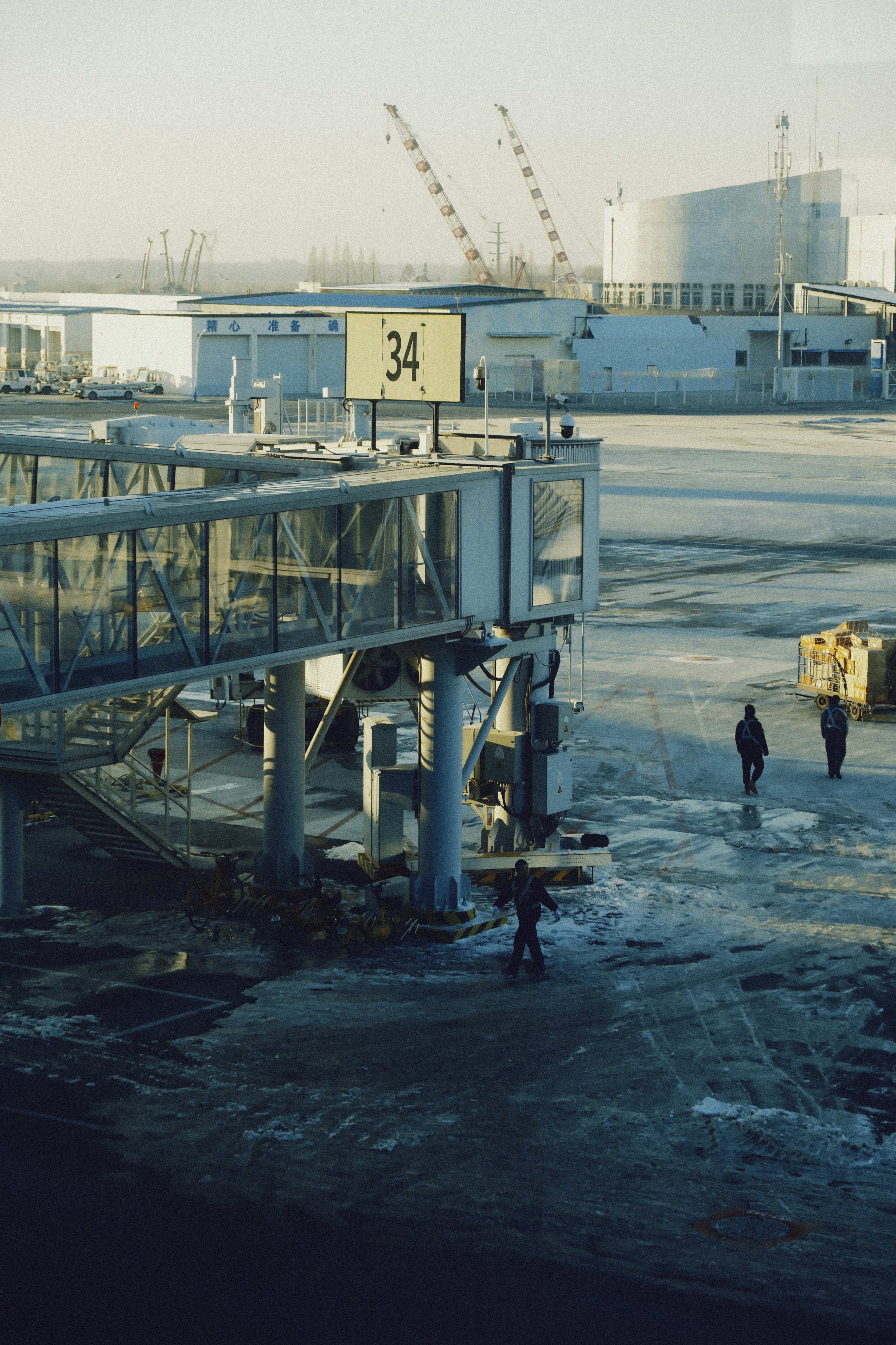 人々が歩く空港のジェットブリッジ