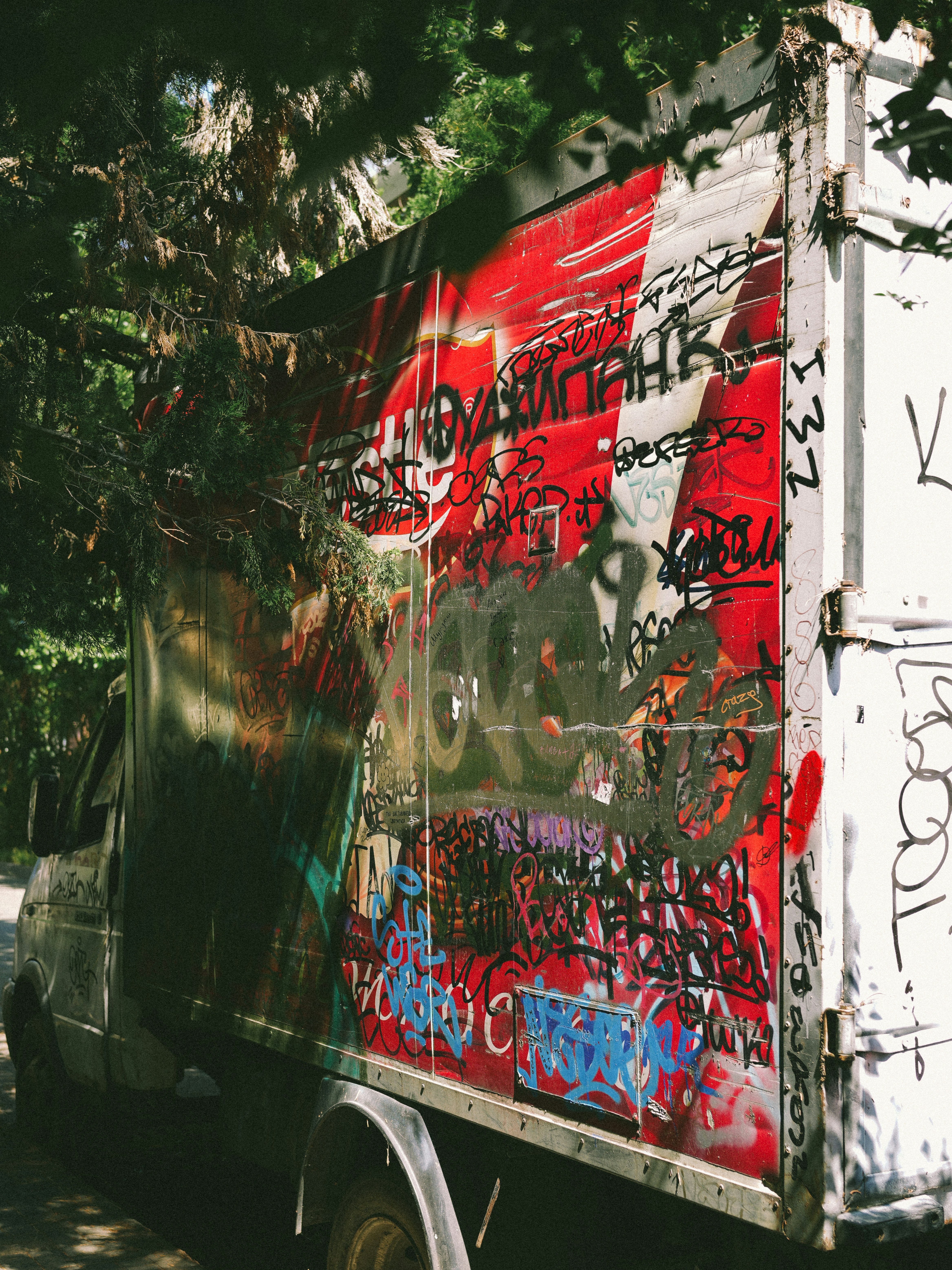 Camion blanc recouvert de graffitis colorés