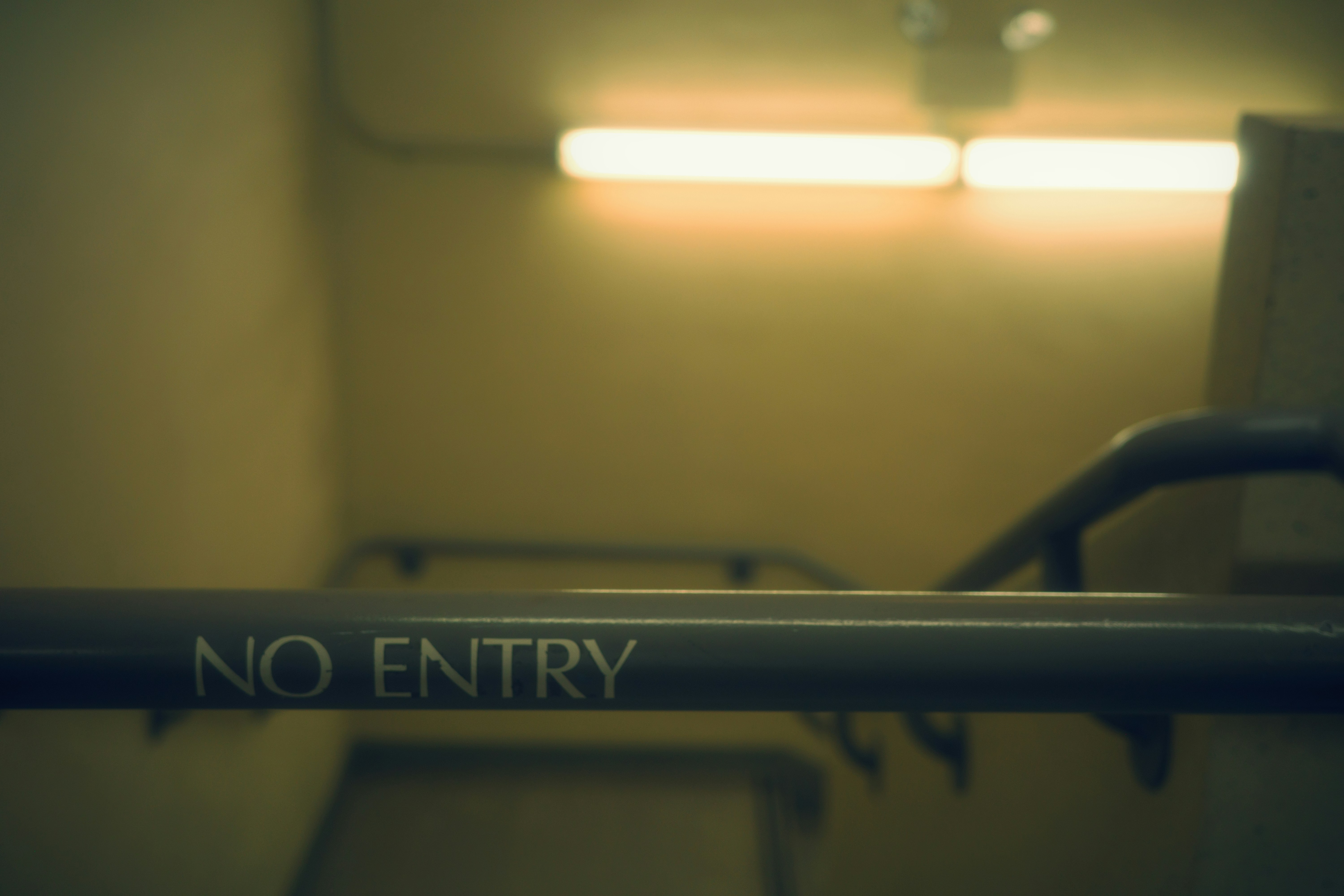 Eine Metallstange mit "Eintritt verboten"-Schild