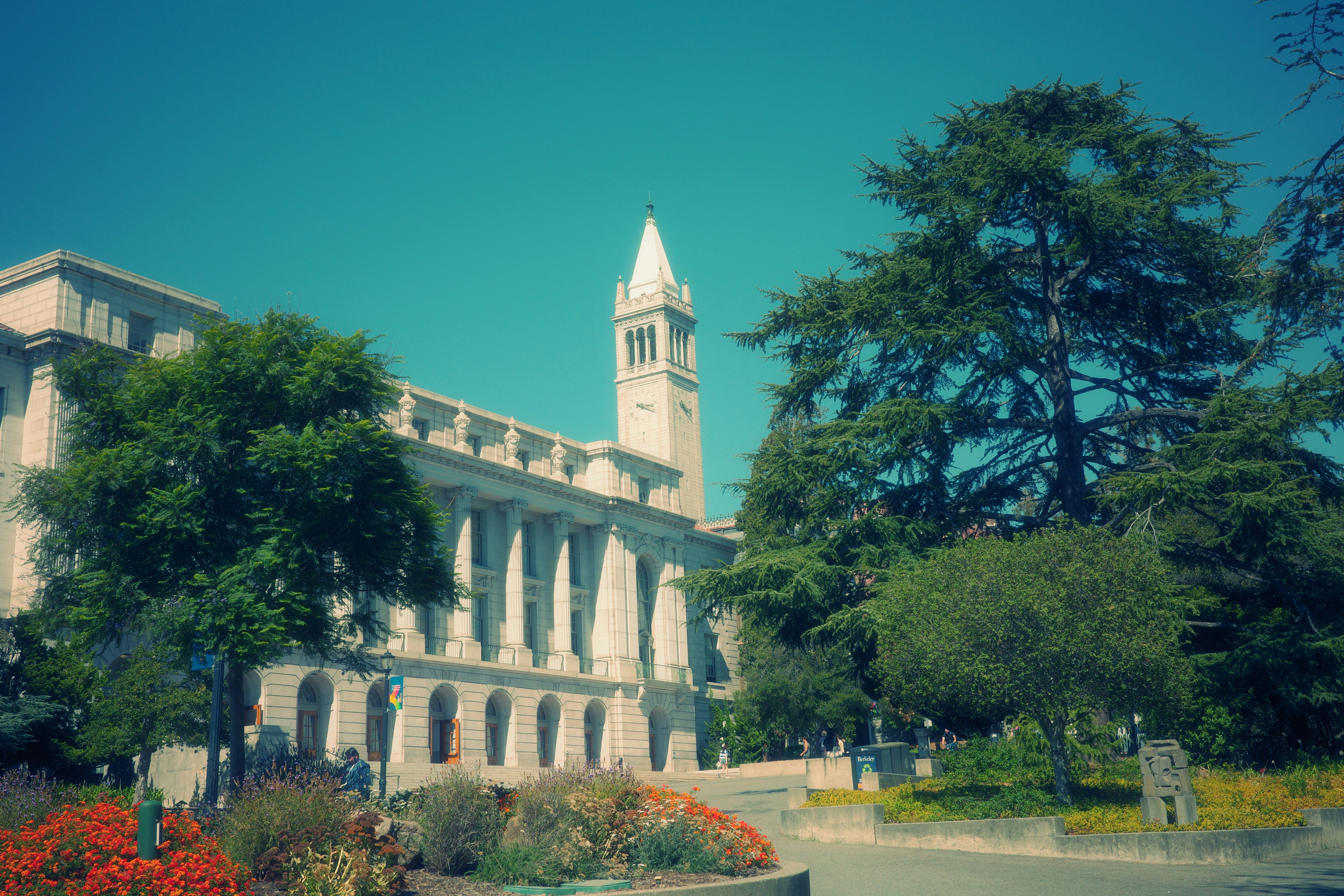 Prächtiges Gebäude mit einem Uhrturm und Bäumen.