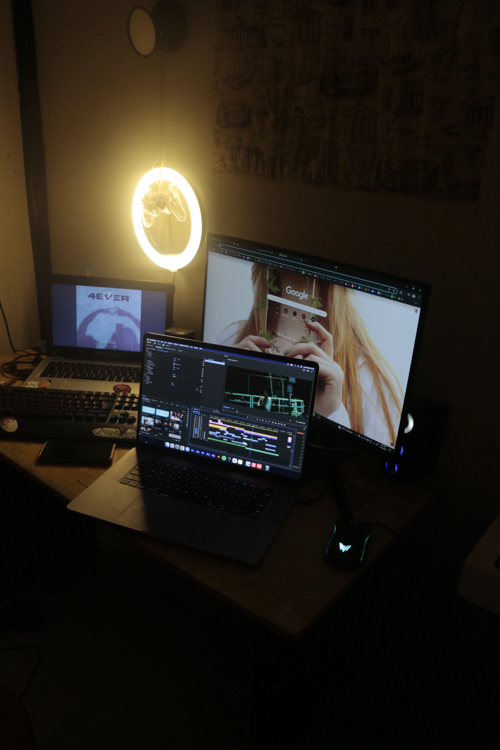 Bureau avec plusieurs écrans et une lampe annulaire
