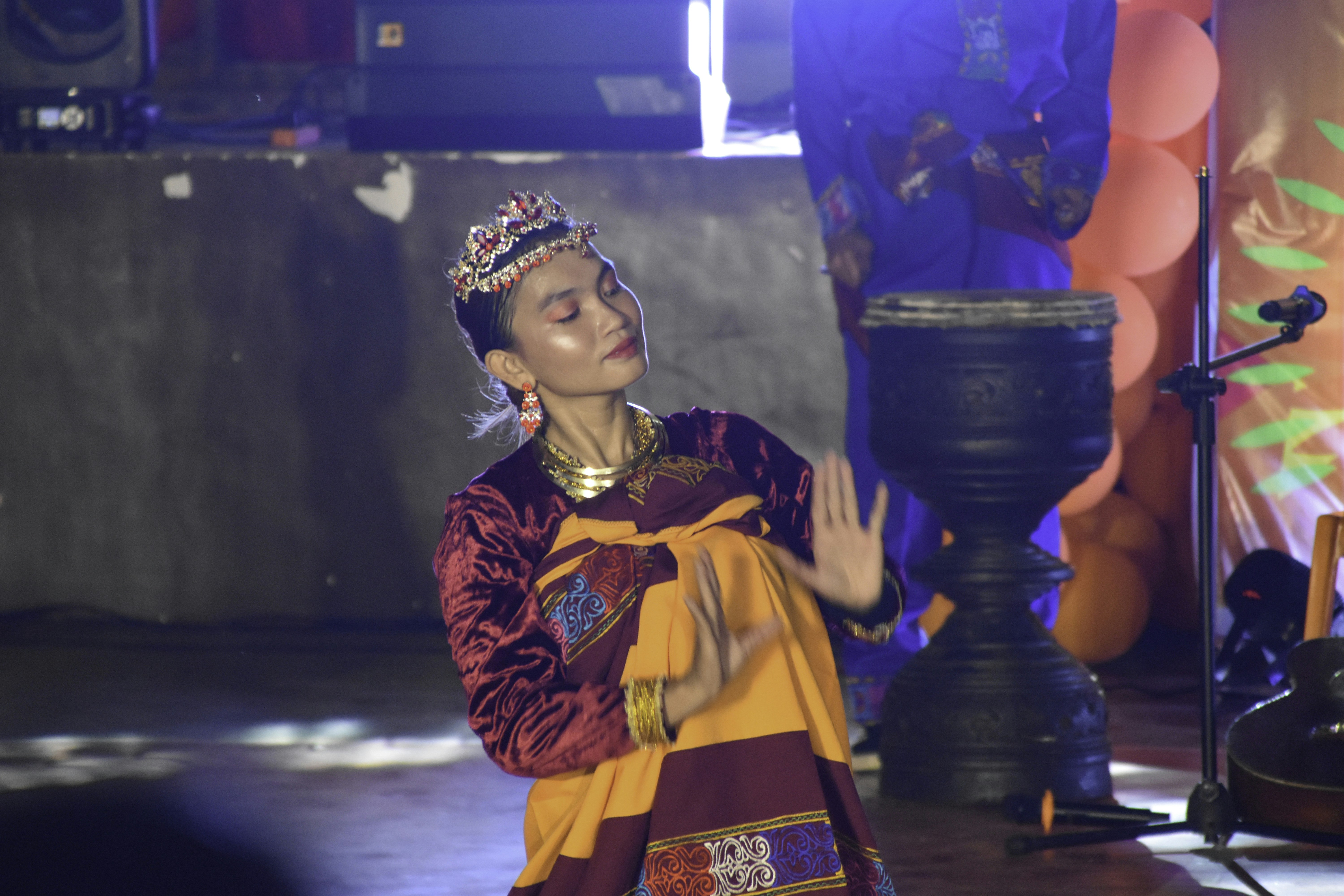 Seorang wanita berpakaian tradisional melakukan tarian
