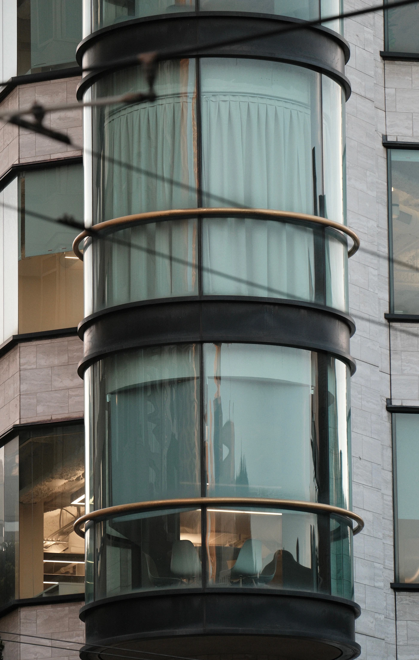 Edificio moderno con ascensor de vidrio, fotografía referencial