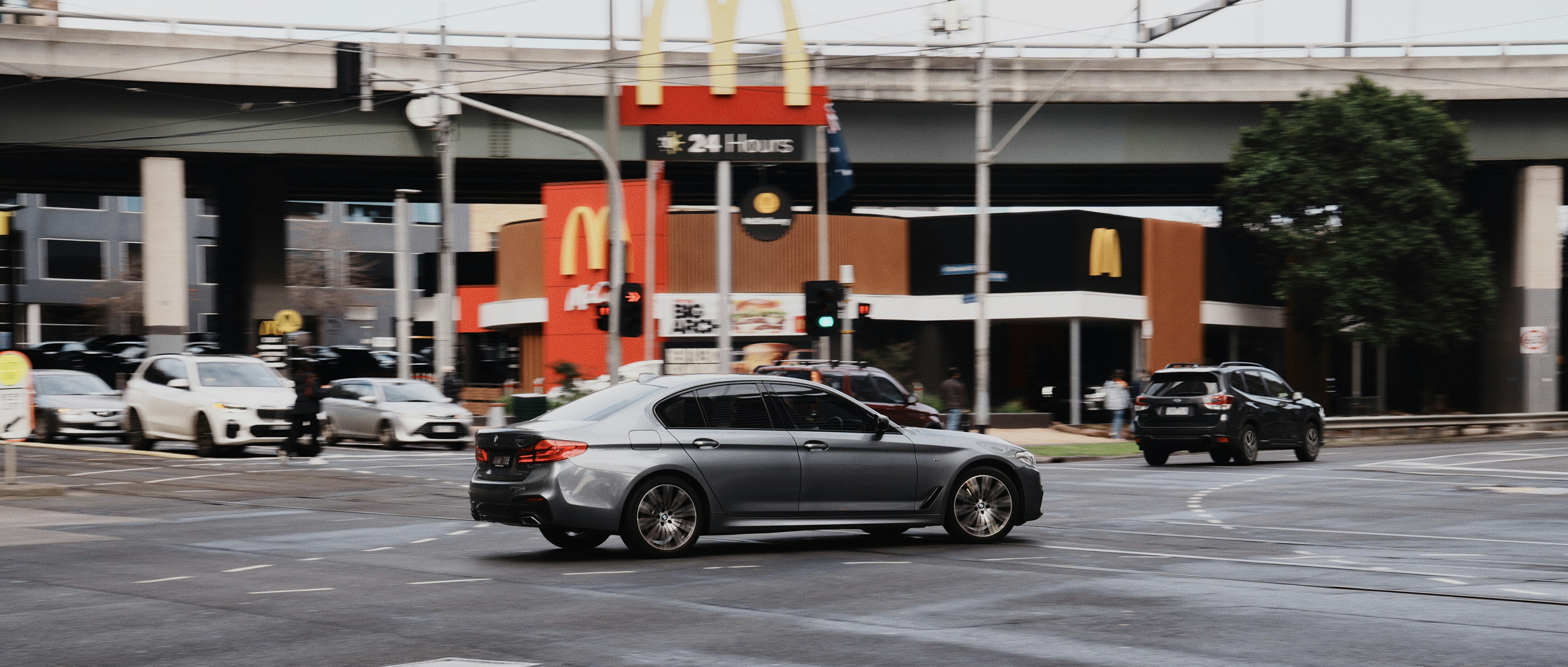 Autos auf einer Straße mit McDonald's im Hintergrund
