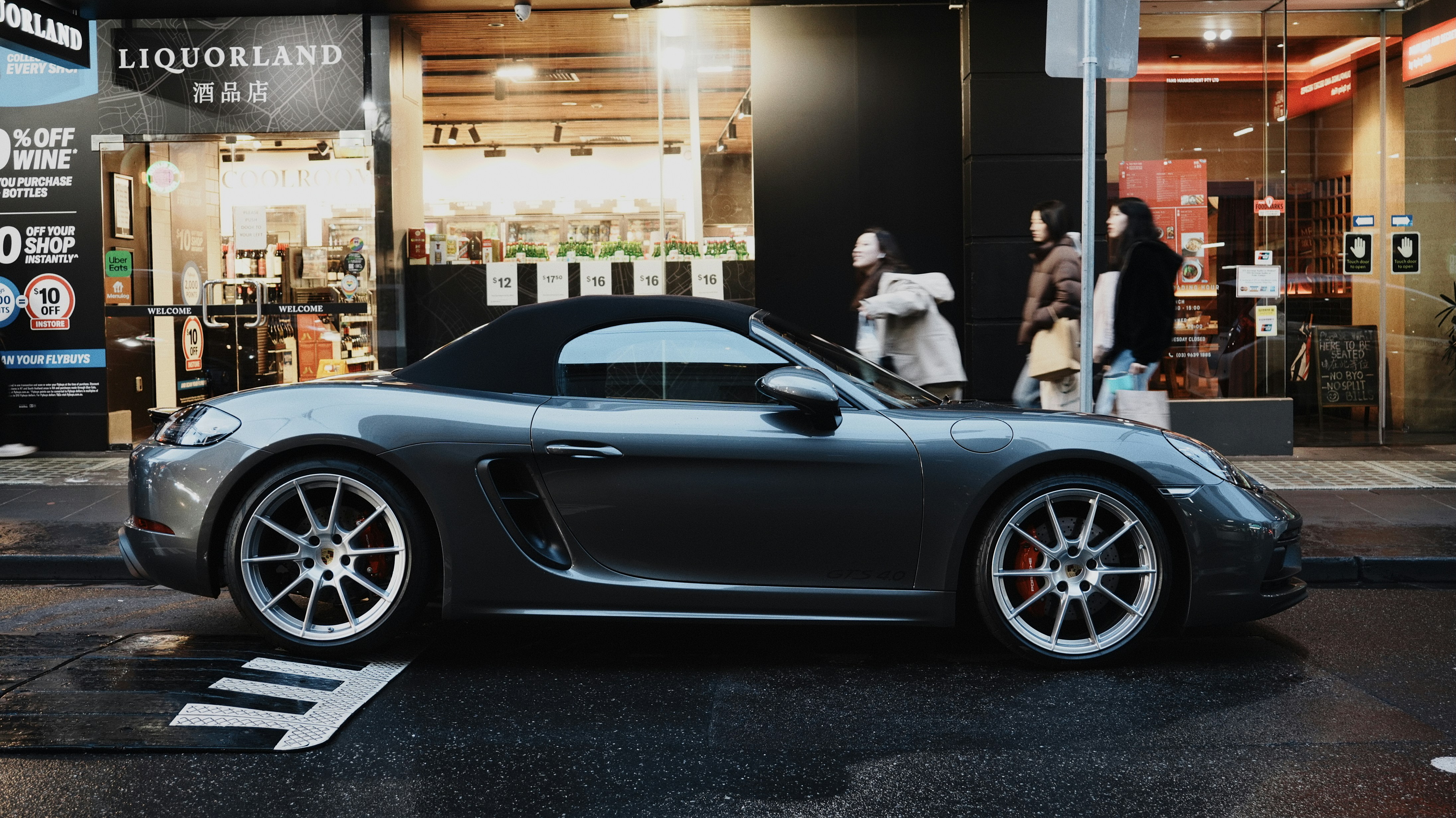 Ein graues Cabrio-Sportwagen, das auf einer Straße in der Stadt geparkt ist.