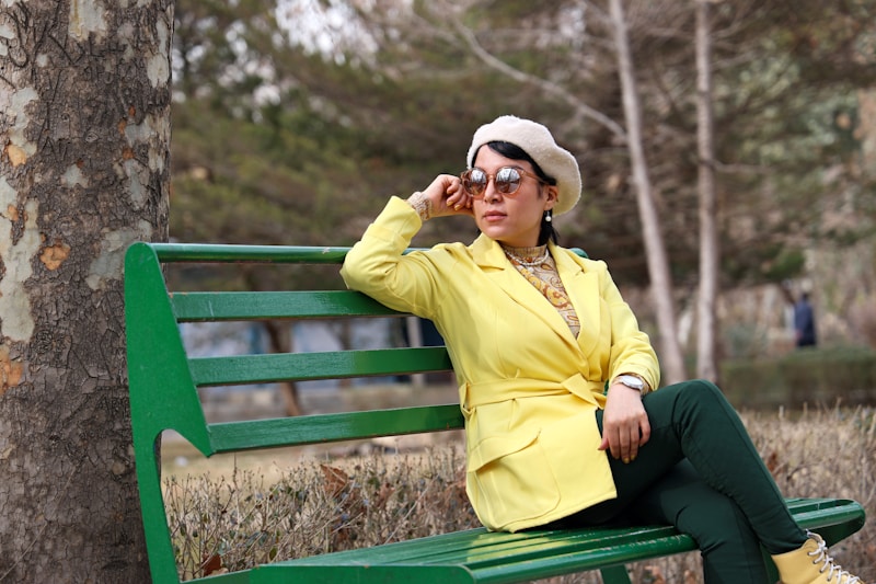 Žena v žluté bundě na lavičce