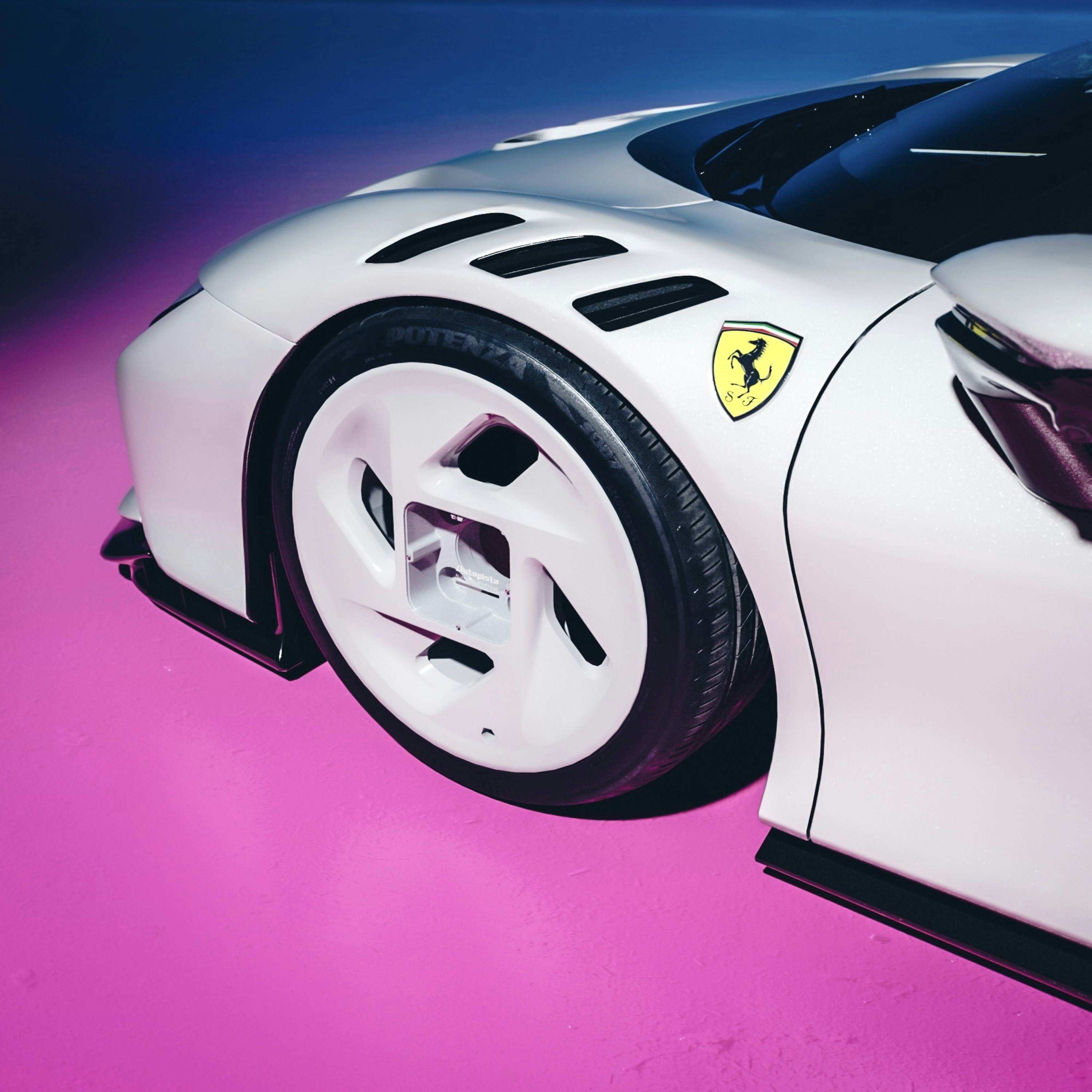 Coche deportivo Ferrari blanco con llantas blancas únicas.