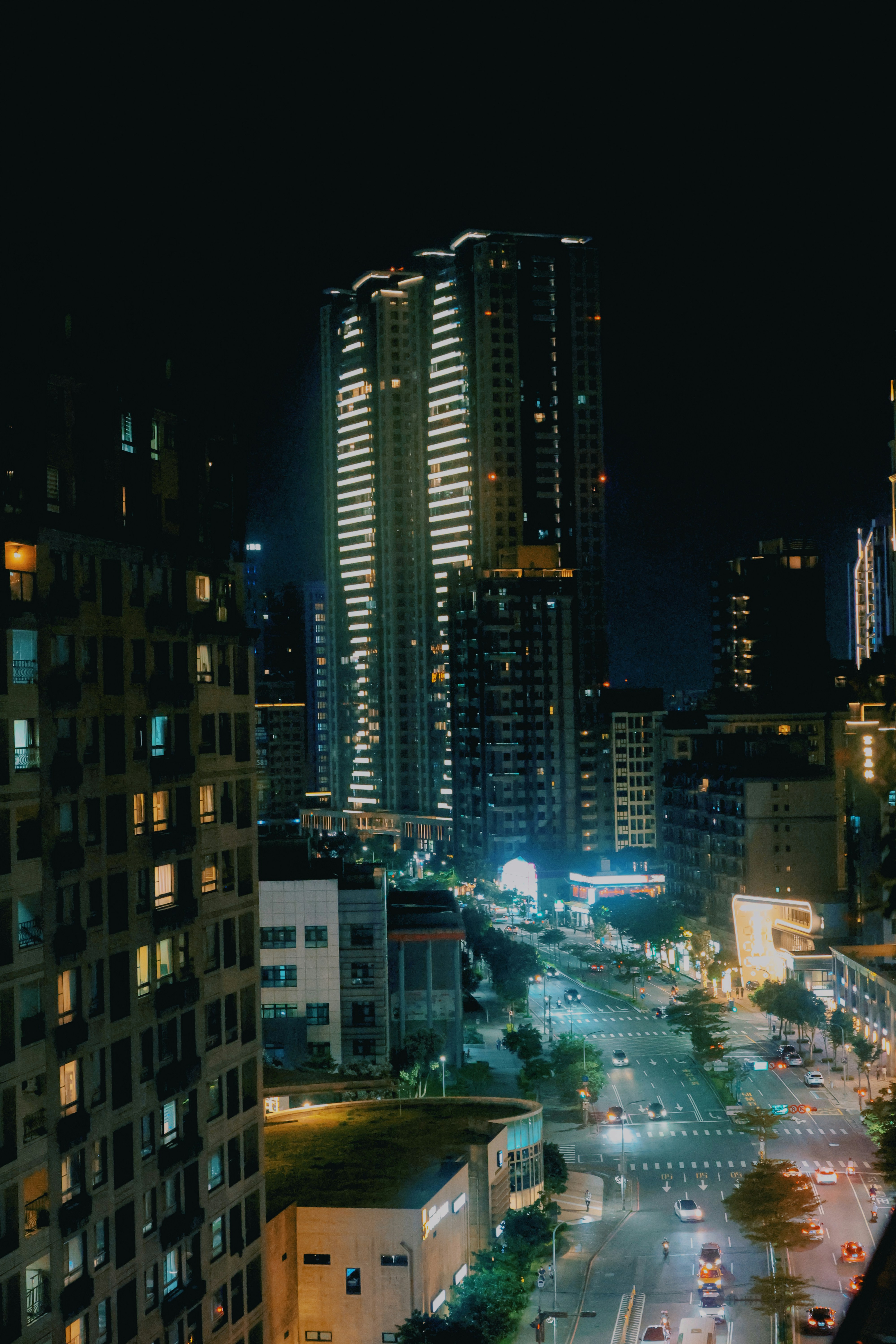 ビルの上から眺める夜の街並みの写真 – Unsplashの都市の無料画像