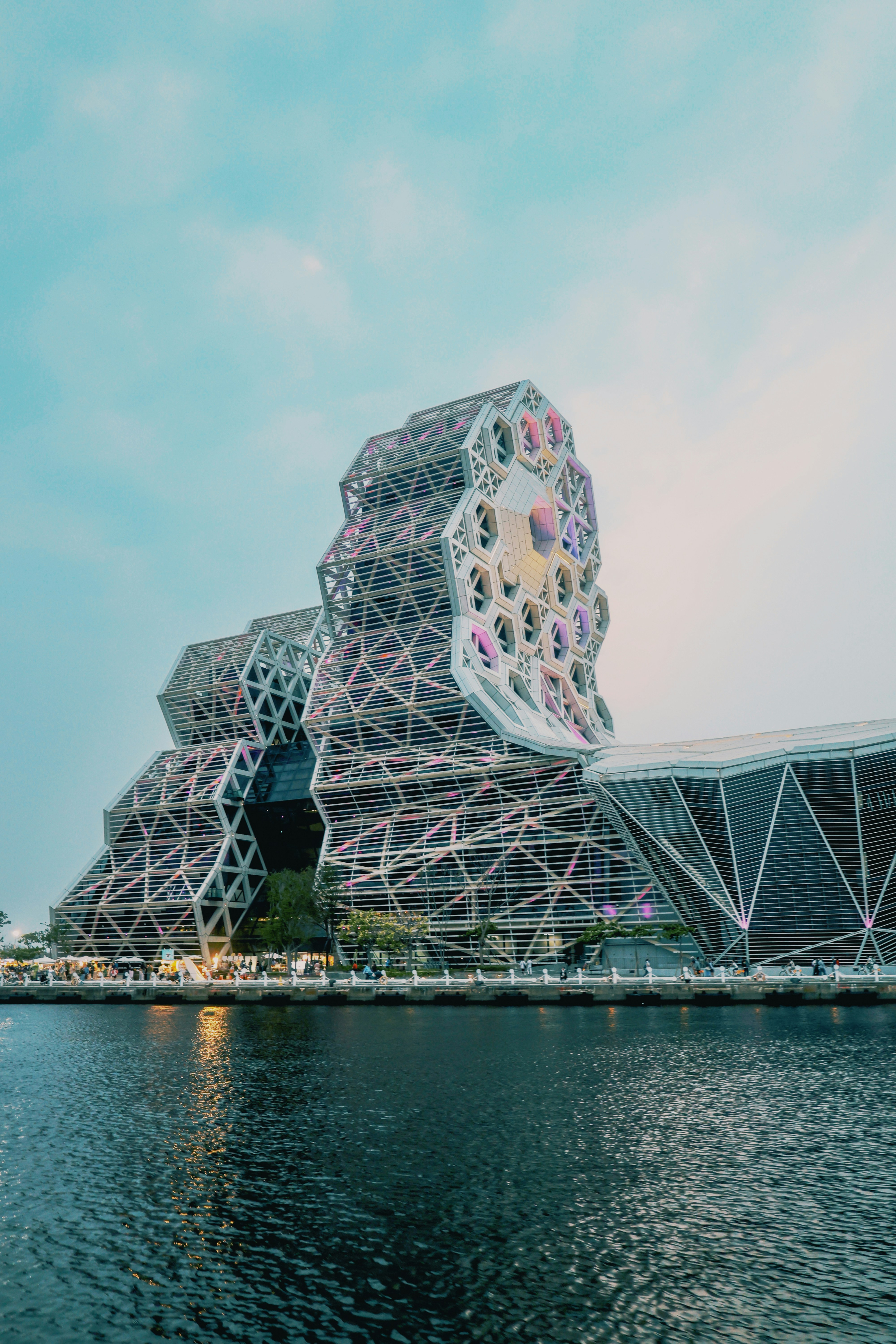 Modern building with geometric patterns by the water. photo – Free Blue ...