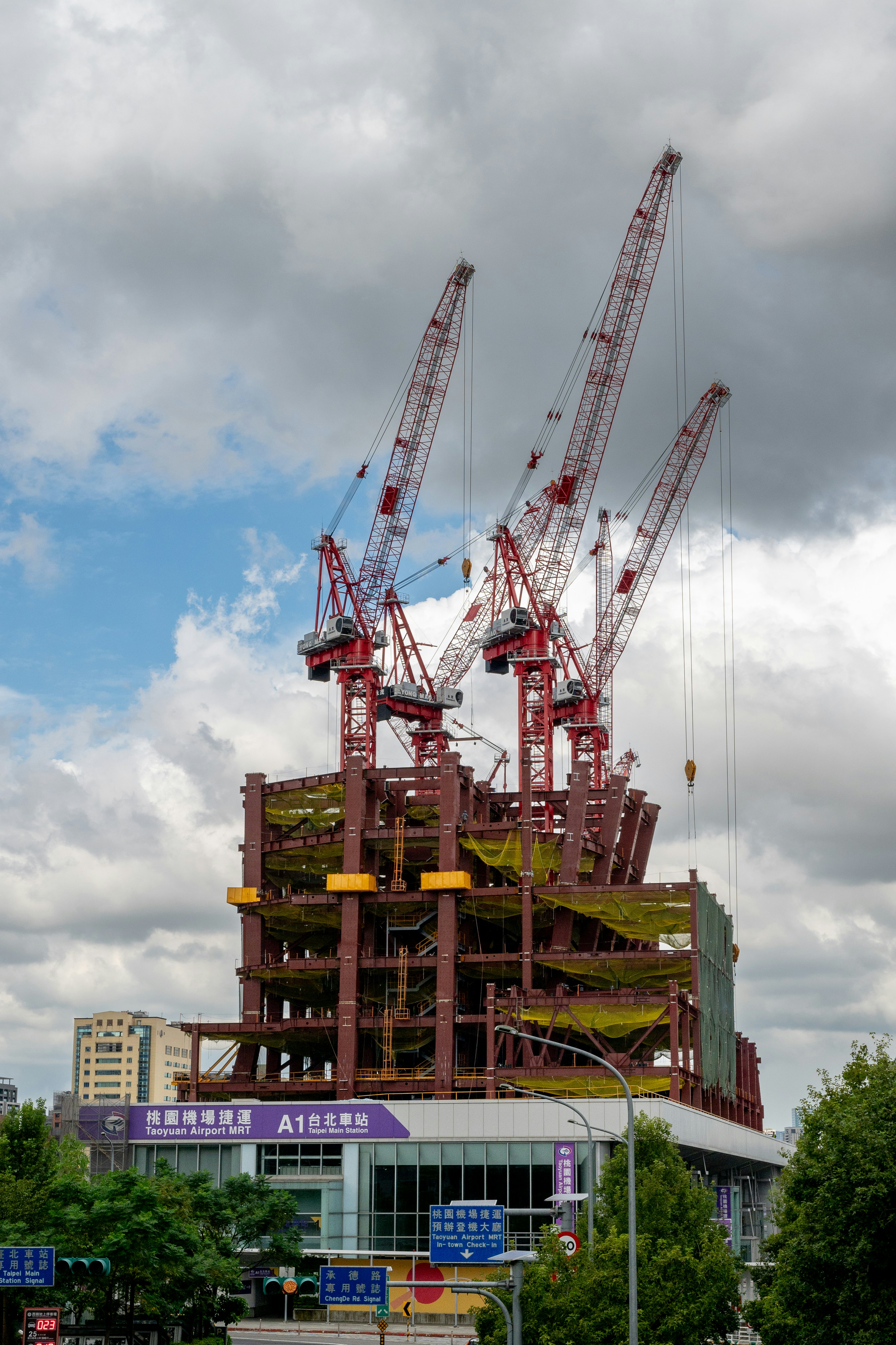 Several tall cranes at a building construction site. photo – Free Blue ...