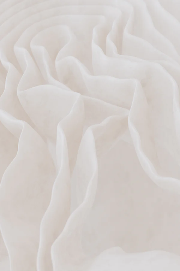Drapé de tissu blanc aux plis doux — le fond musqué Serenolide de Paradoxe de Prada, par la parfumerie Olara
