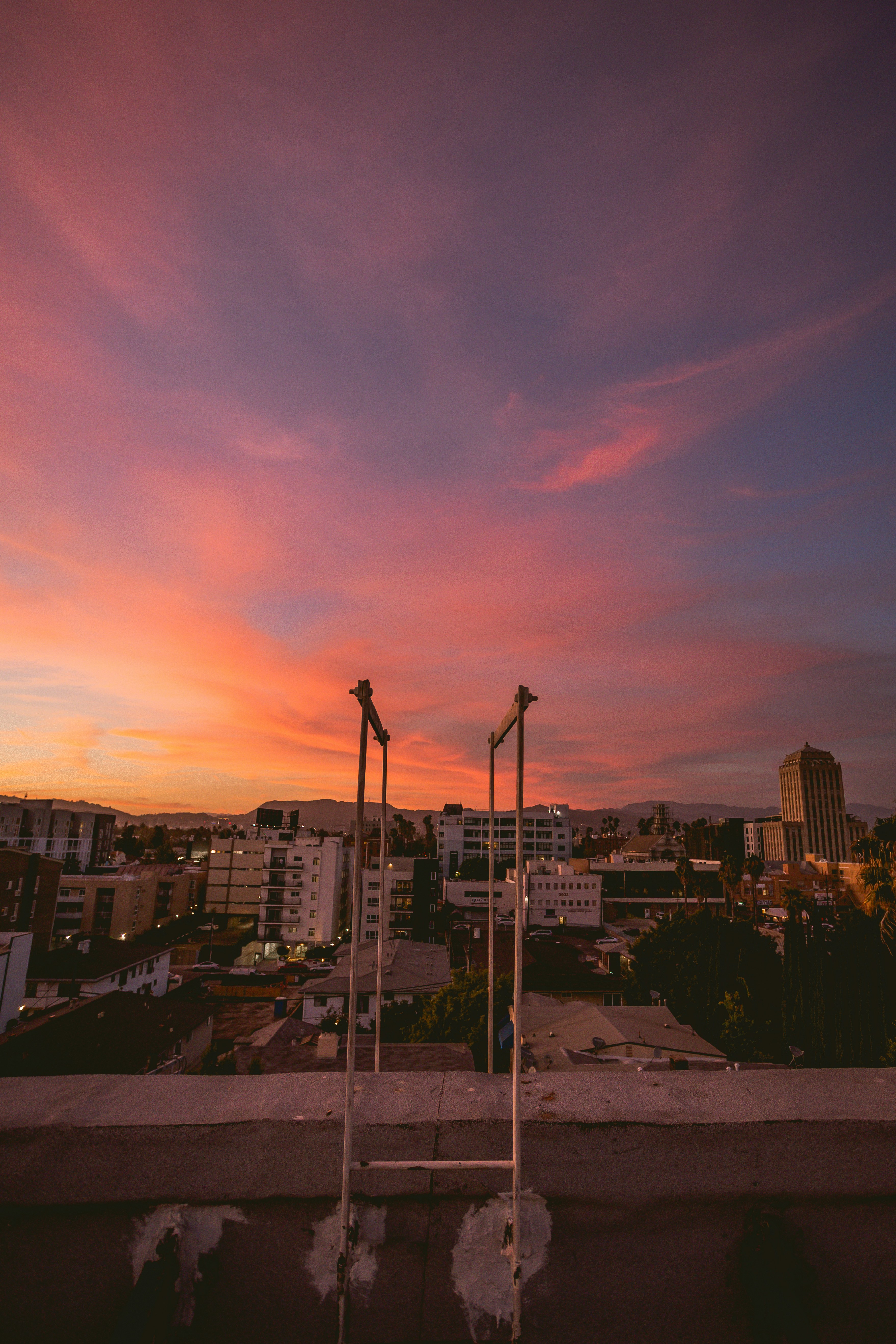 Vista de la ciudad desde una azotea al atardecer