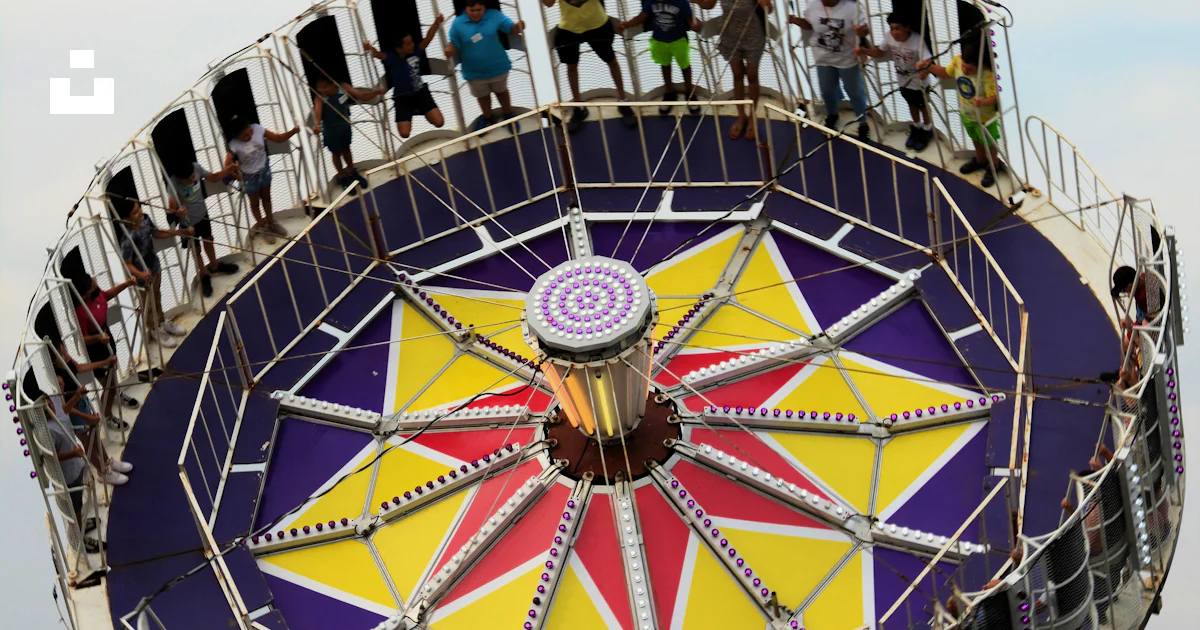 People enjoy a spinning amusement park ride. photo – Free Human Image ...