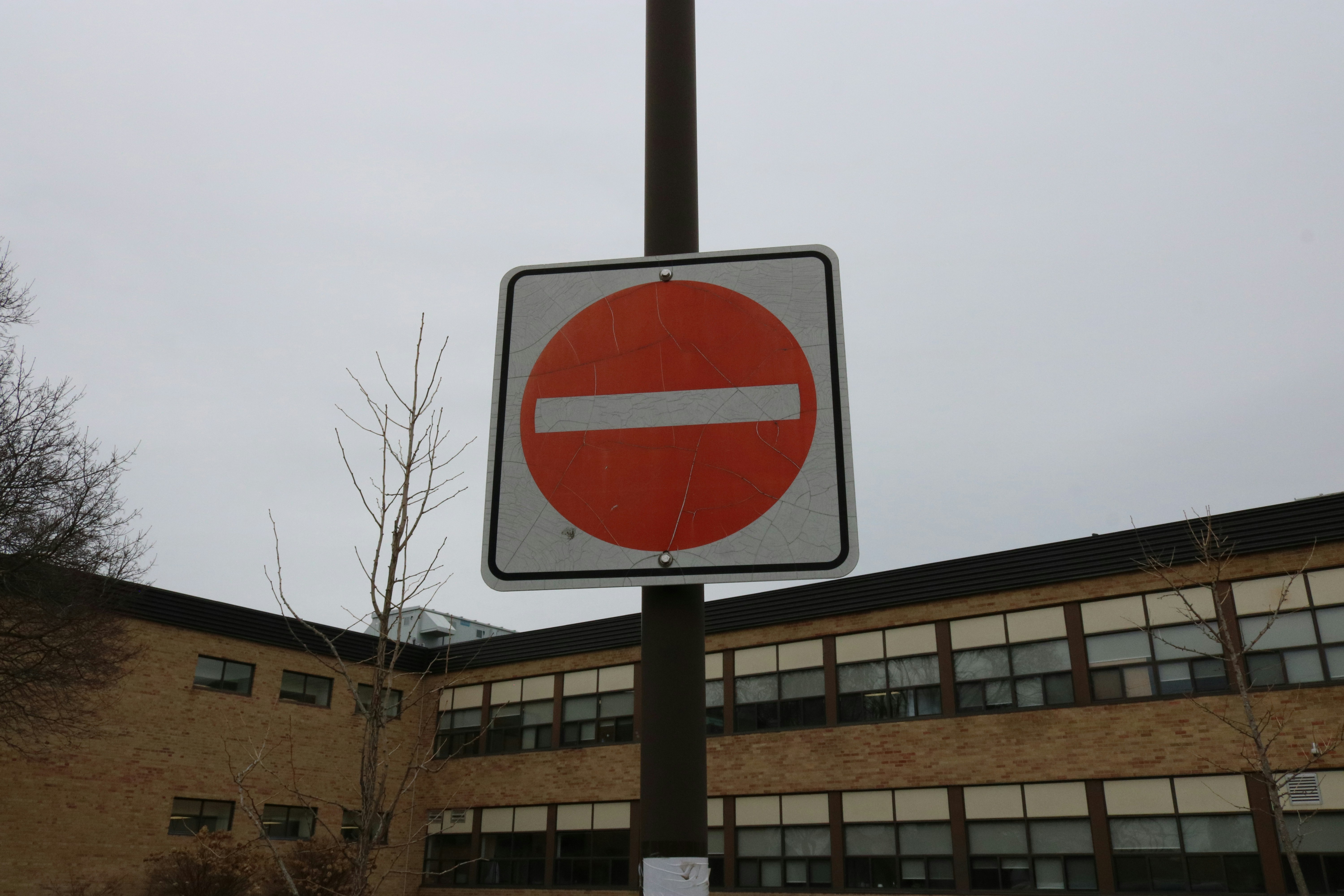Ein Schild "Nicht betreten" an einem Pfahl.