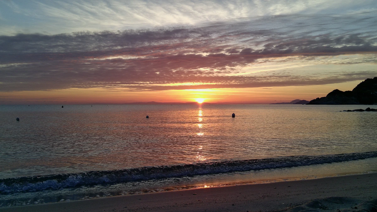 Sonnenaufgang über einem ruhigen Meer als Symbol für einen klaren rauchfreien Neuanfang