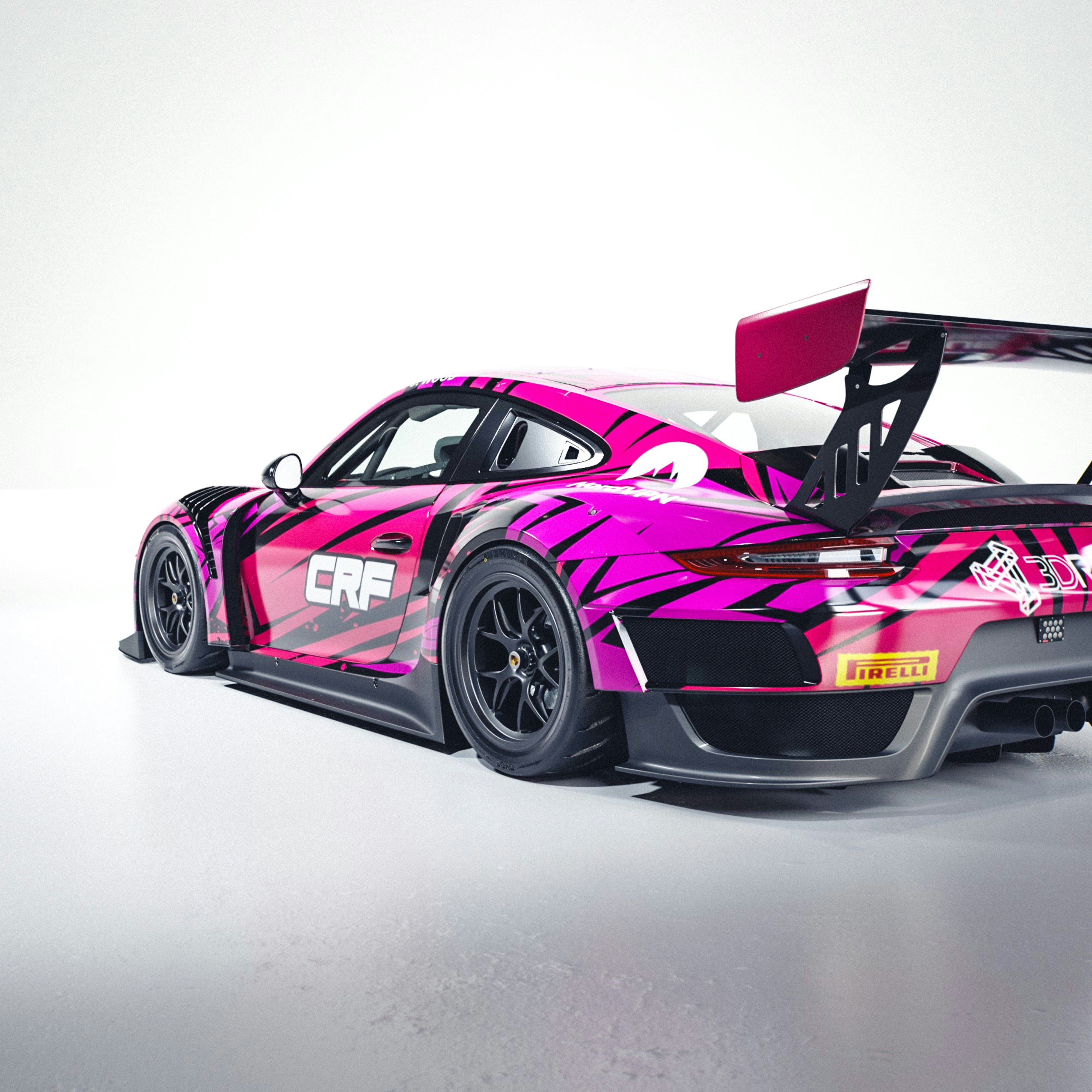 Porsche de carreras rosa y negro con logotipos de patrocinadores