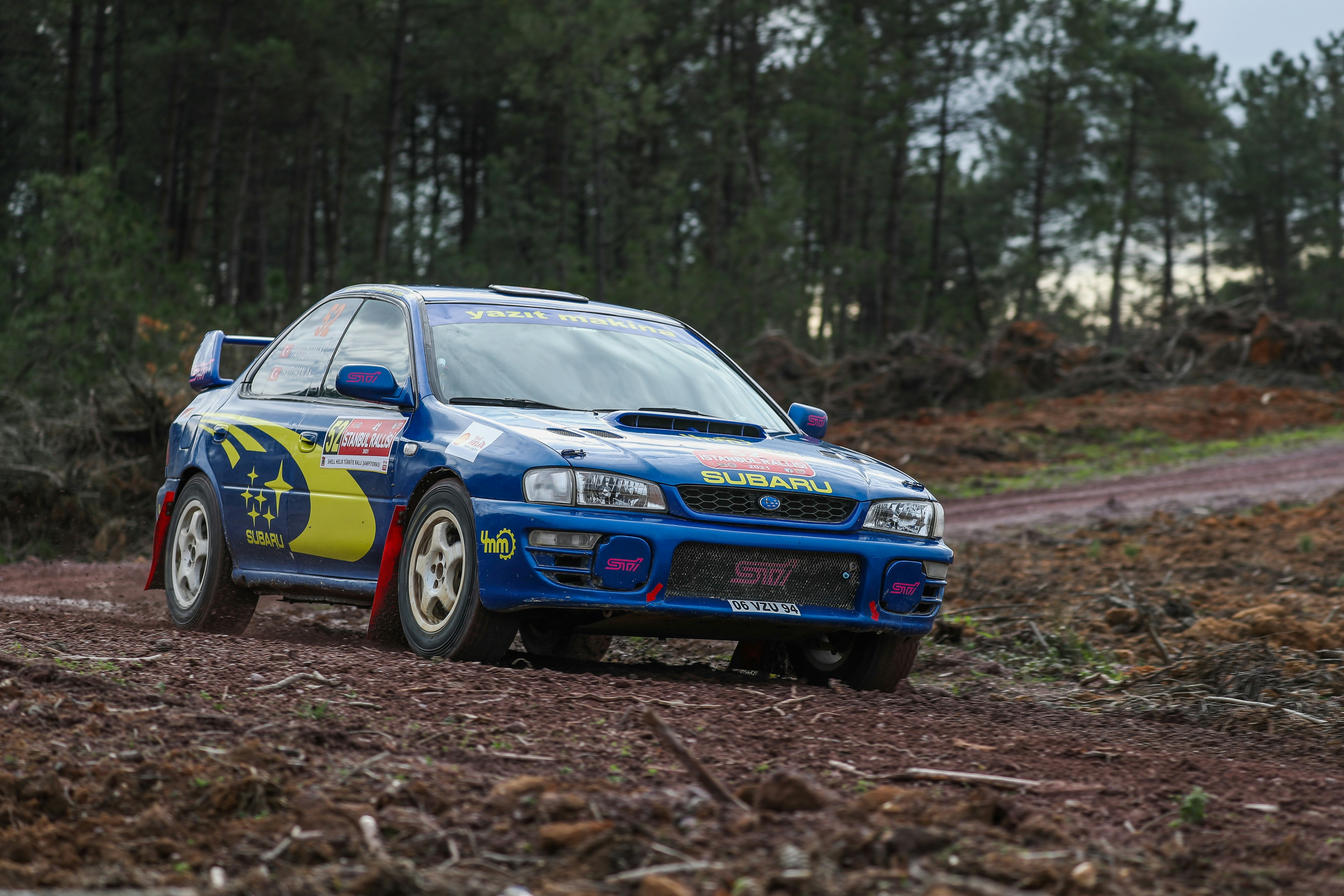 Blue rally car driving on a dirt road. photo – Free Car Image on Unsplash