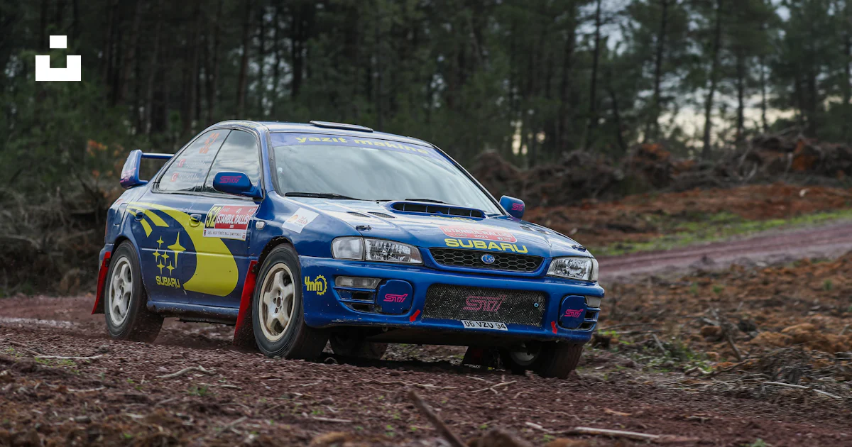 Blue rally car driving on a dirt road. photo – Free Car Image on Unsplash