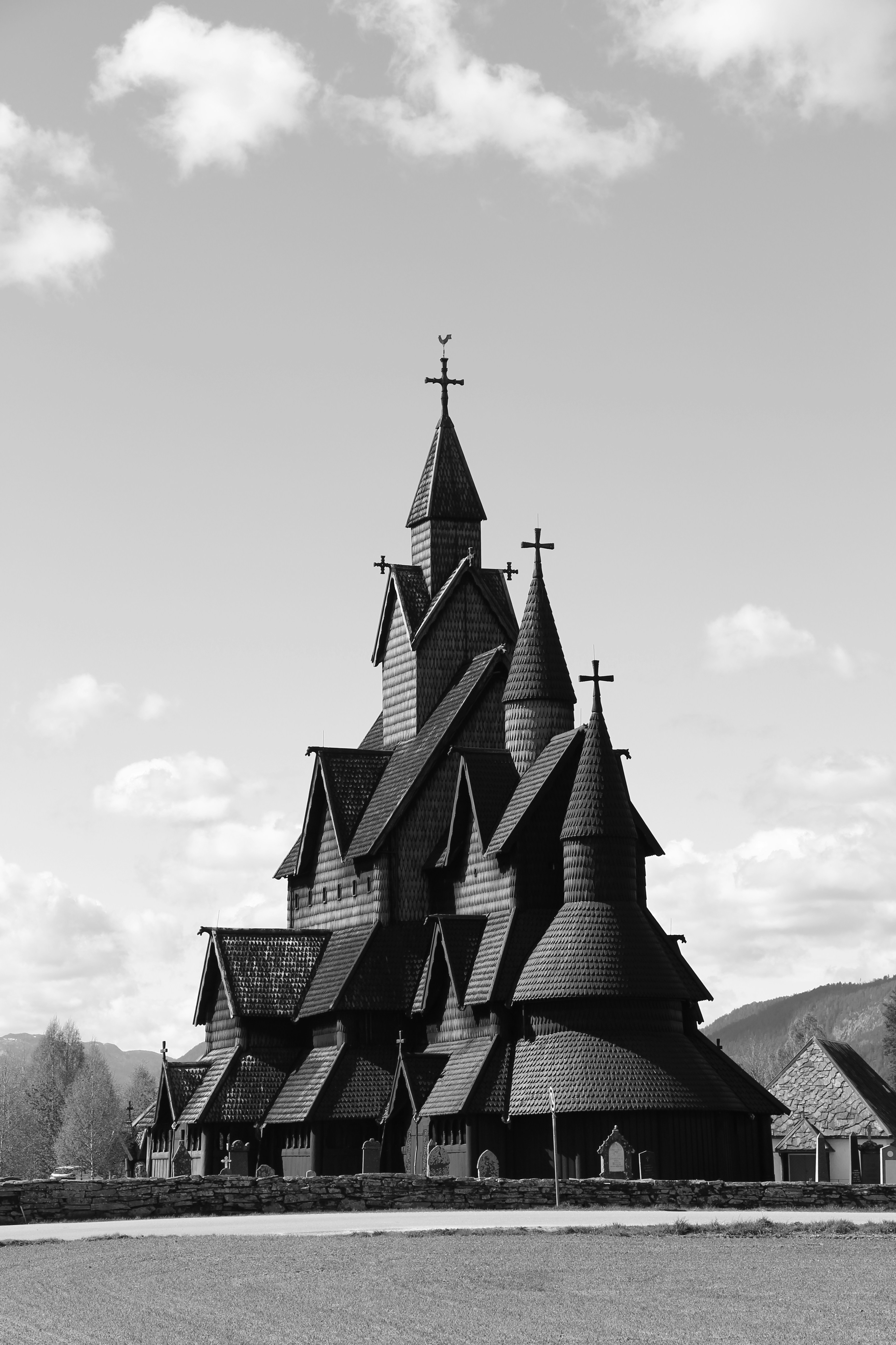Iglesia histórica de madera con múltiples agujas bajo un cielo nublado