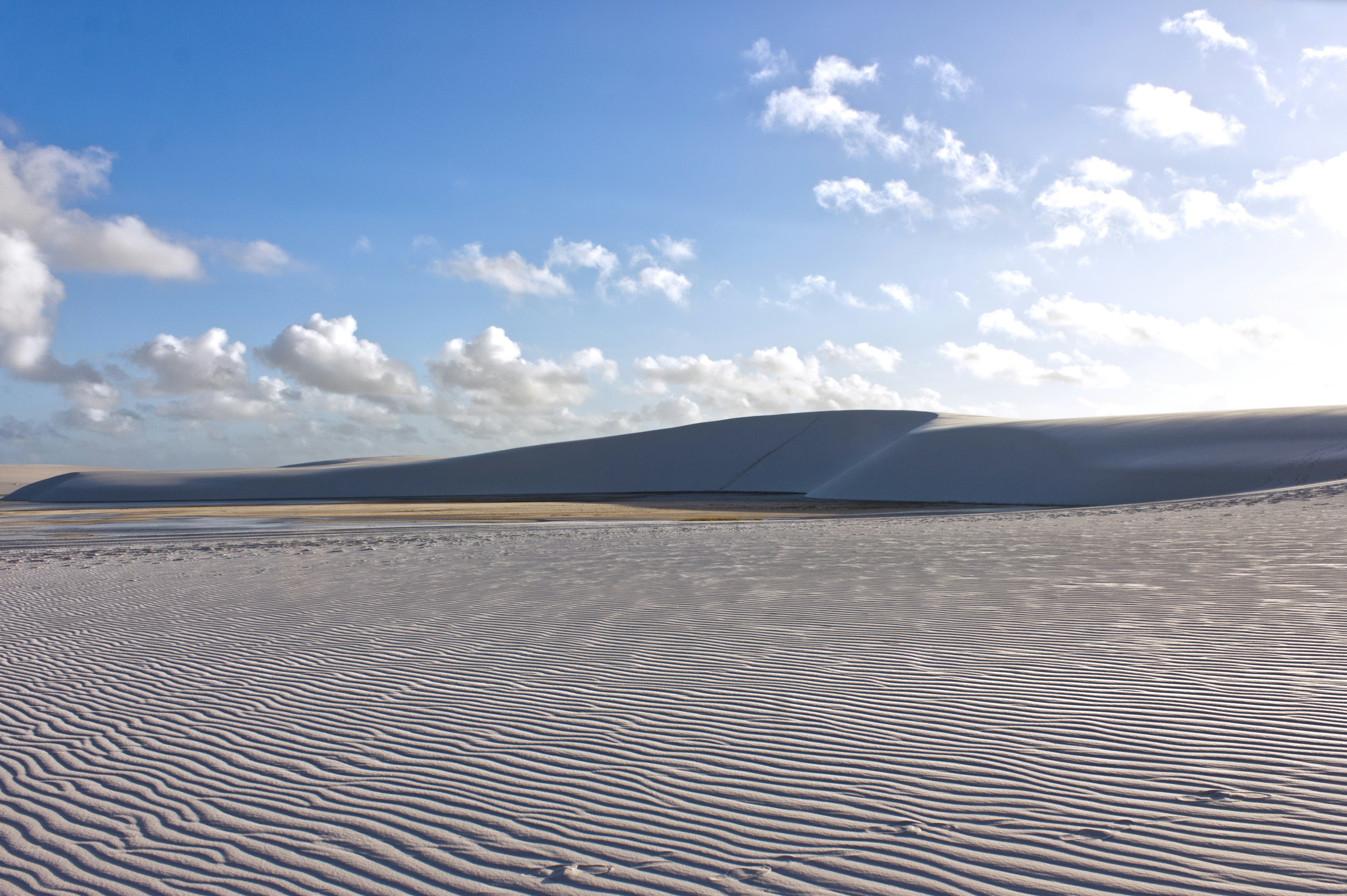 Sanfte Sanddünen unter strahlend blauem Himmel