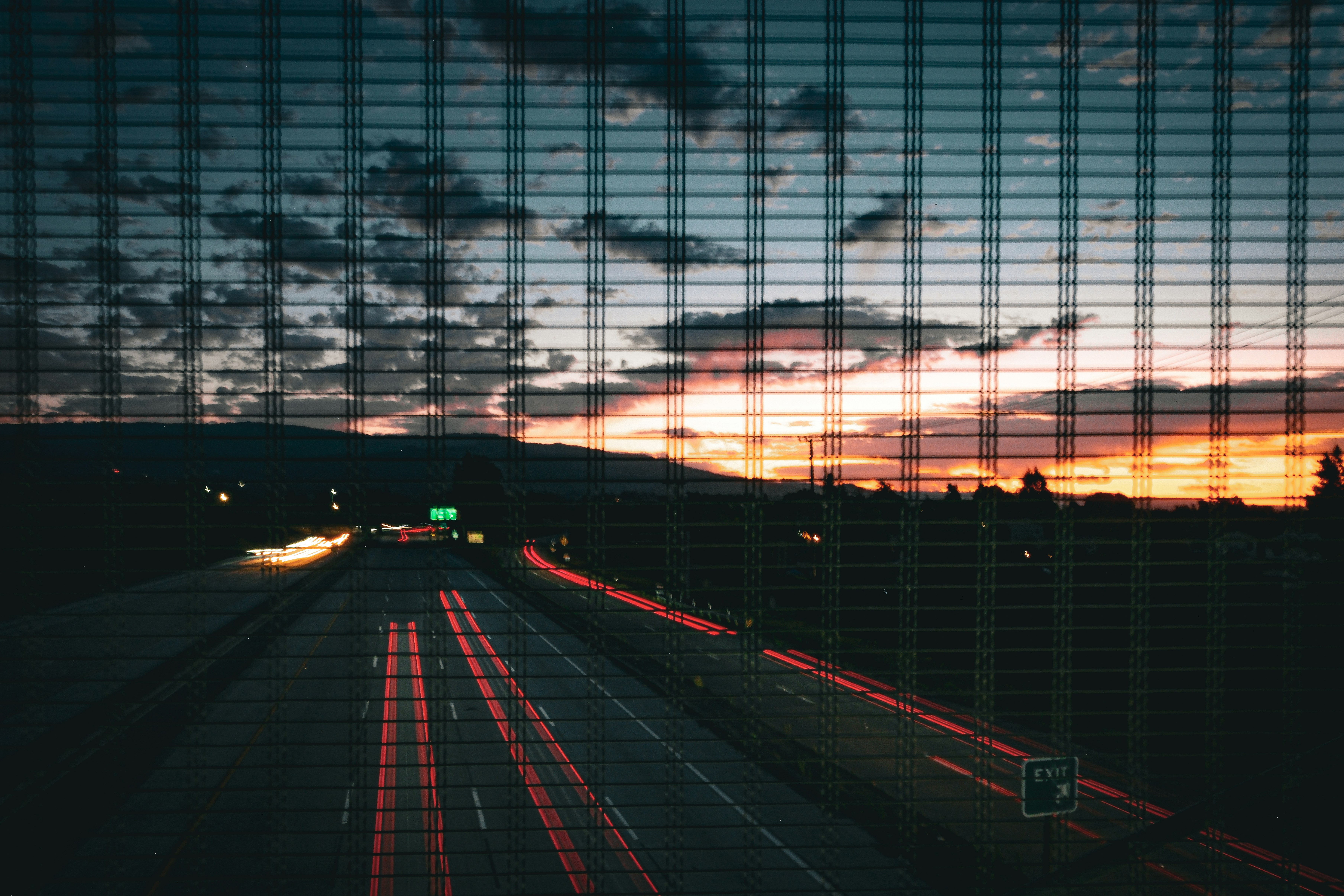 Autobahnverkehr in der Dämmerung mit leichten Wegen.