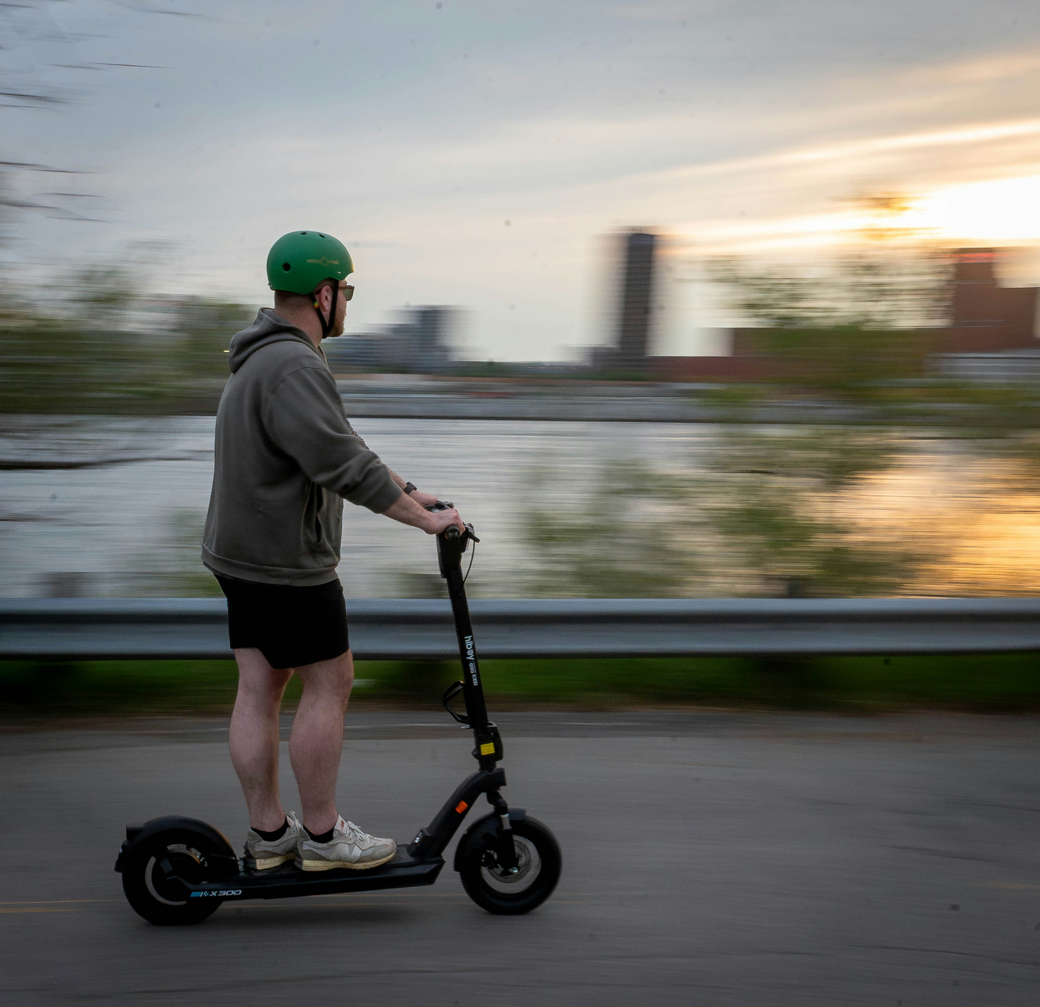 Conducteur de draisienne électrique avec casque, sécurité en milieu urbain