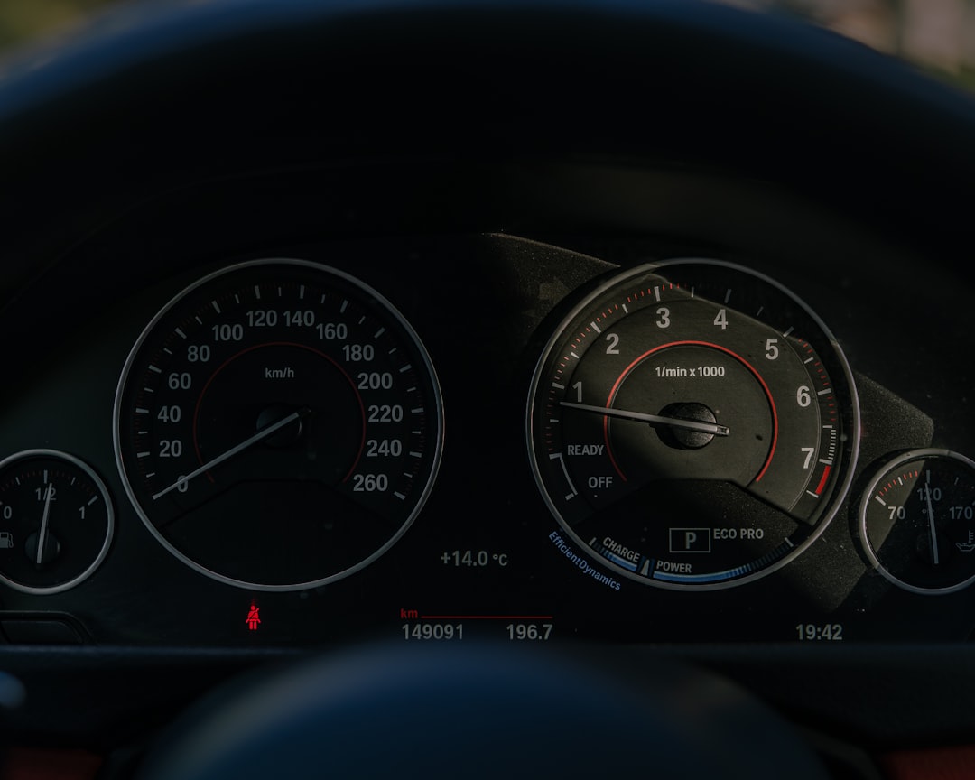車 タイヤ サイズ 確認 Close-up of a car's dashboard with gauges.