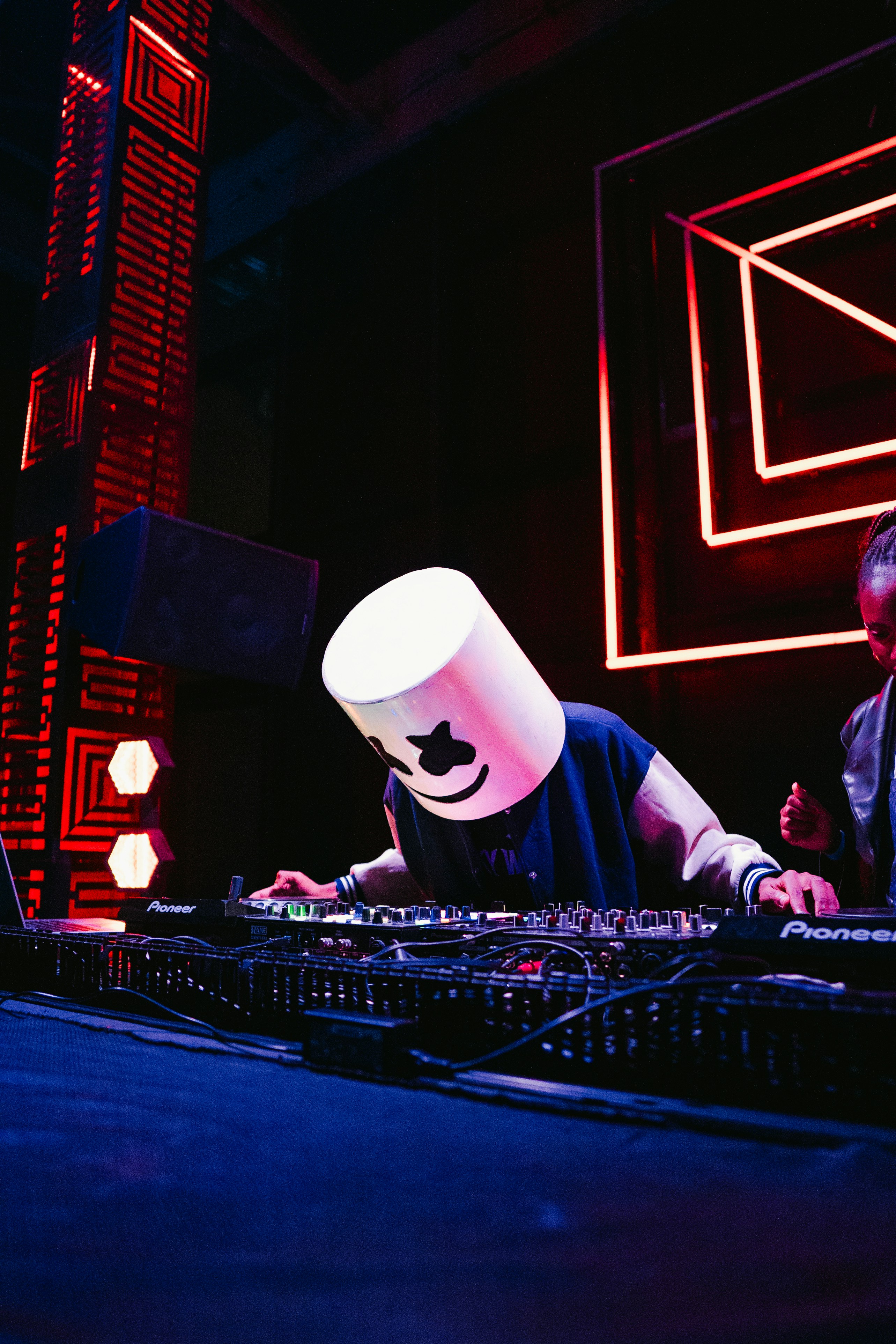 How much does it cost to get into a Tallinn nightclub?