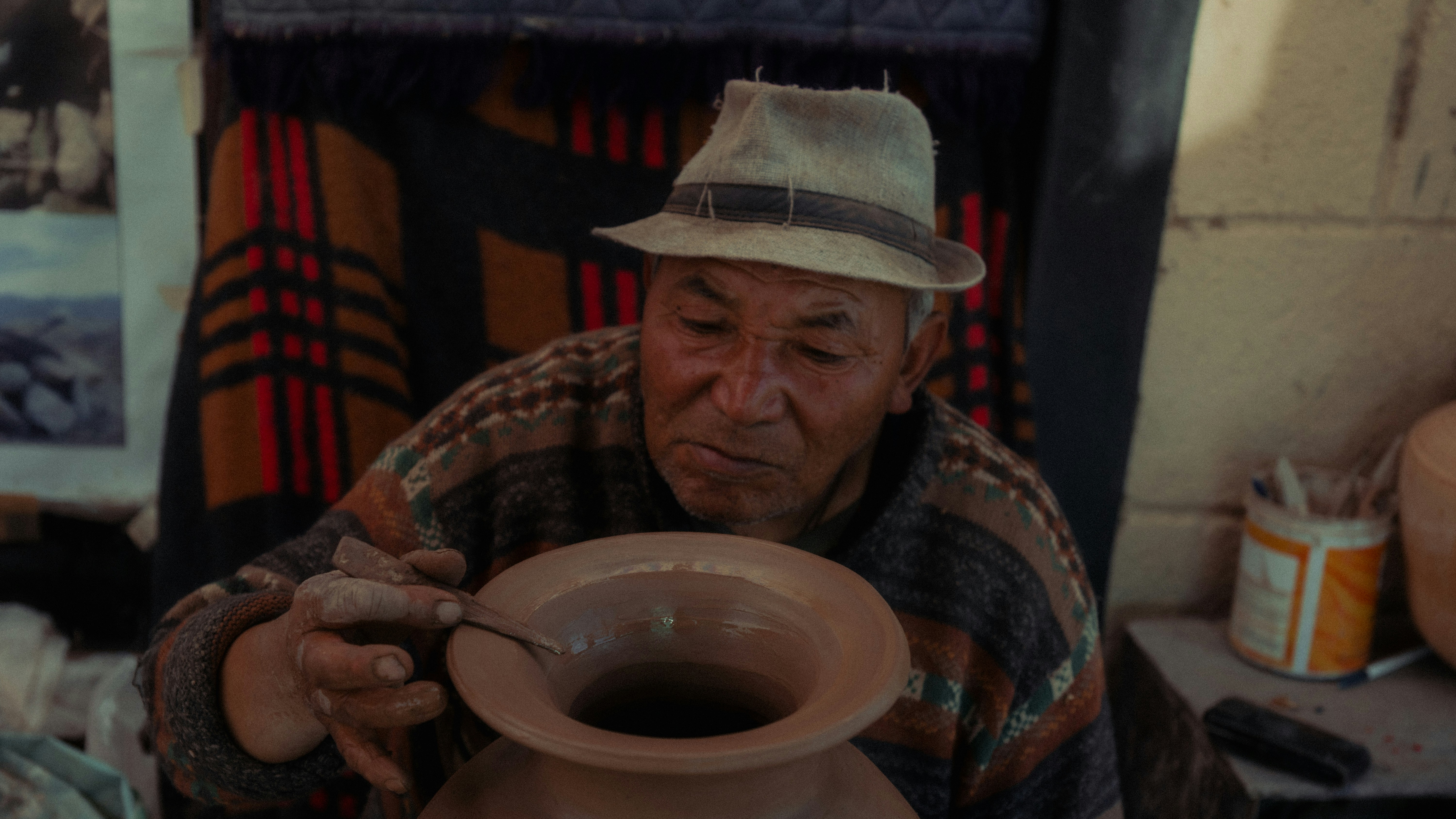 photo-1756201409244-cd4683a8d388?crop=entropy&cs=tinysrgb&fit=max&fm=jpg&ixid=M3w4NDI3ODN8MHwxfHNlYXJjaHwxfHxOb2JlbCUyMCVDMyVCNmQlQzMlQkNsbCVDMyVCQyUyME1hY2hhZG8lMjdkYW4lMjBpdGlyYWYlM0ElMjAlQzQlQjBsa3xlbnwwfDB8fHwxNzY1NTQ0NjYxfDA&ixlib=rb-4.1.0&q=80&w=1080