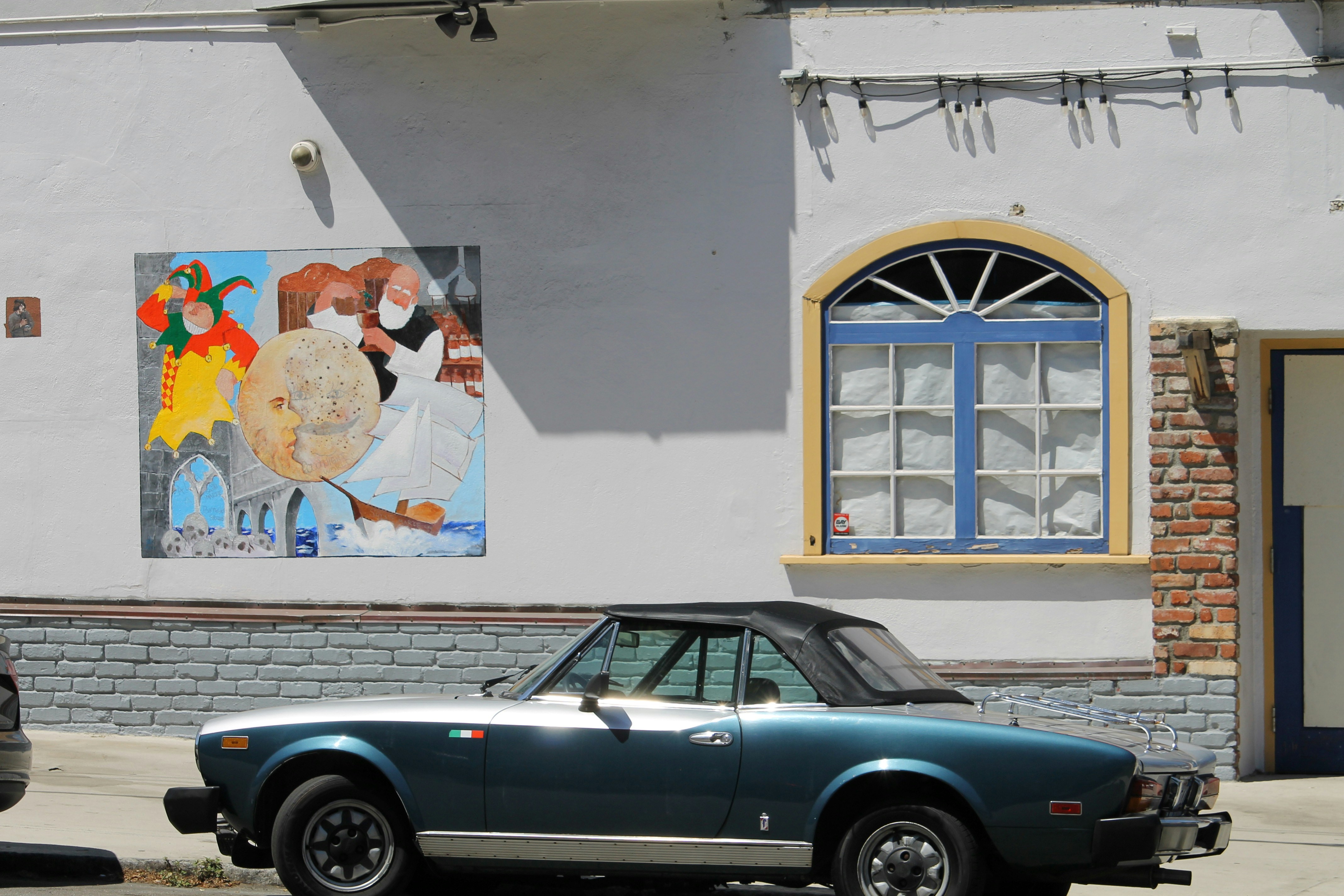 car wallpaper, aesthetic cars, vintage vehicles, modern sports cars, ilustrasi artikel Aesthetic Lock Screen Car Wallpapers for iOS 18 4