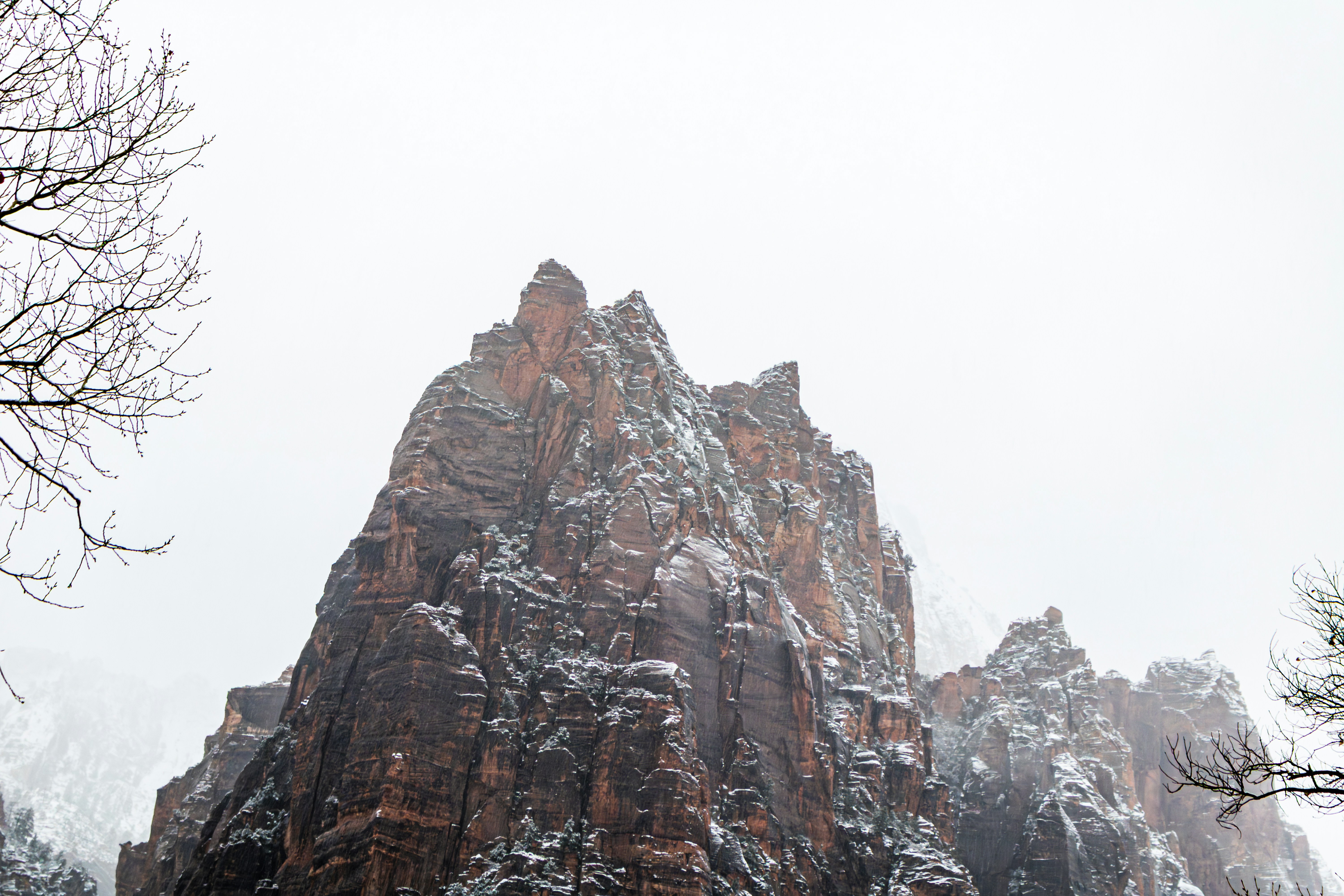 Rugged mountain landscape wallpaper, ilustrasi artikel Conquer the Wild: The Ultimate Guide to Durable Backpacks for Rugged Expeditions 7