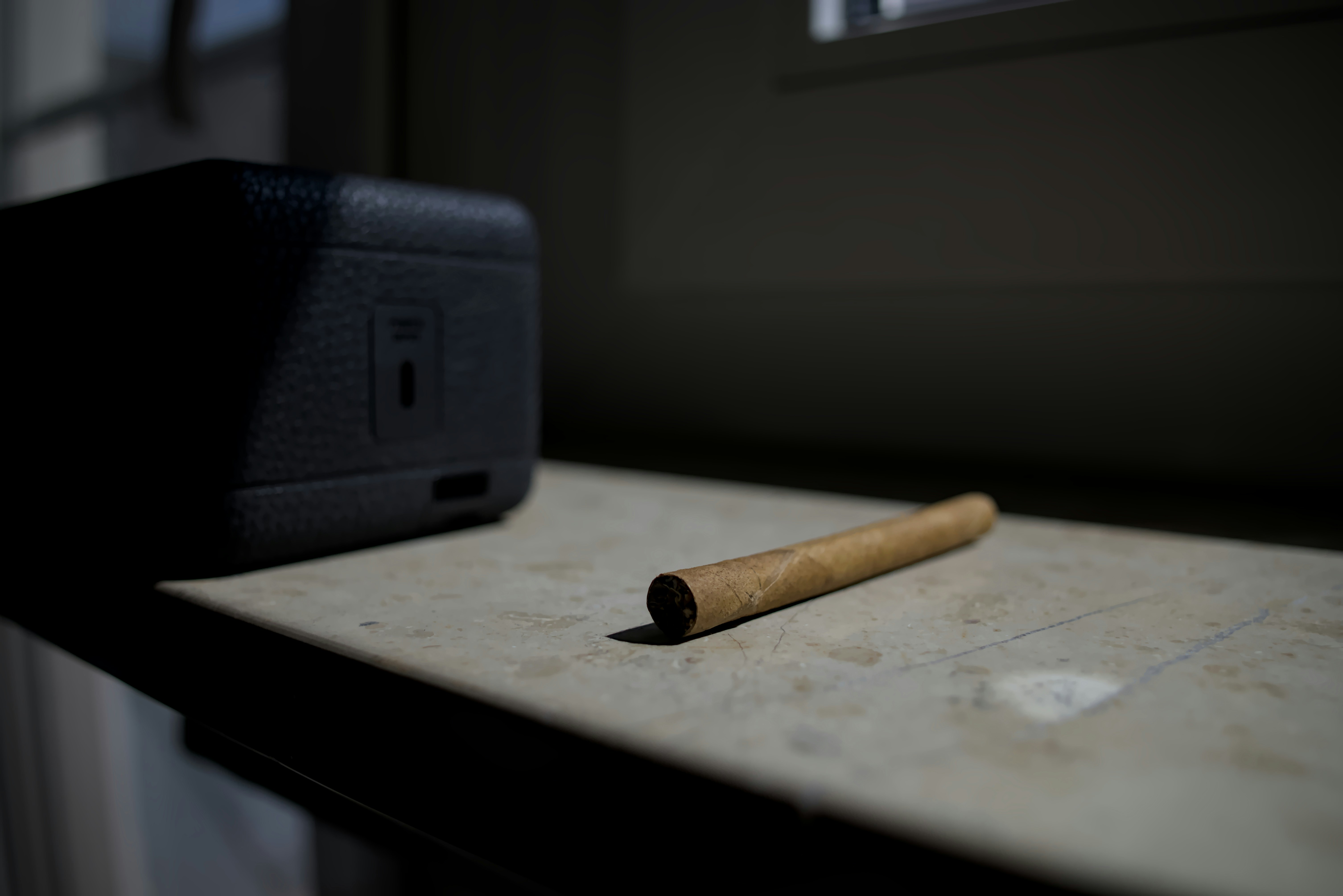 Gerollter Tabak ruht auf einem Sims in der Nähe eines Lautsprechers.