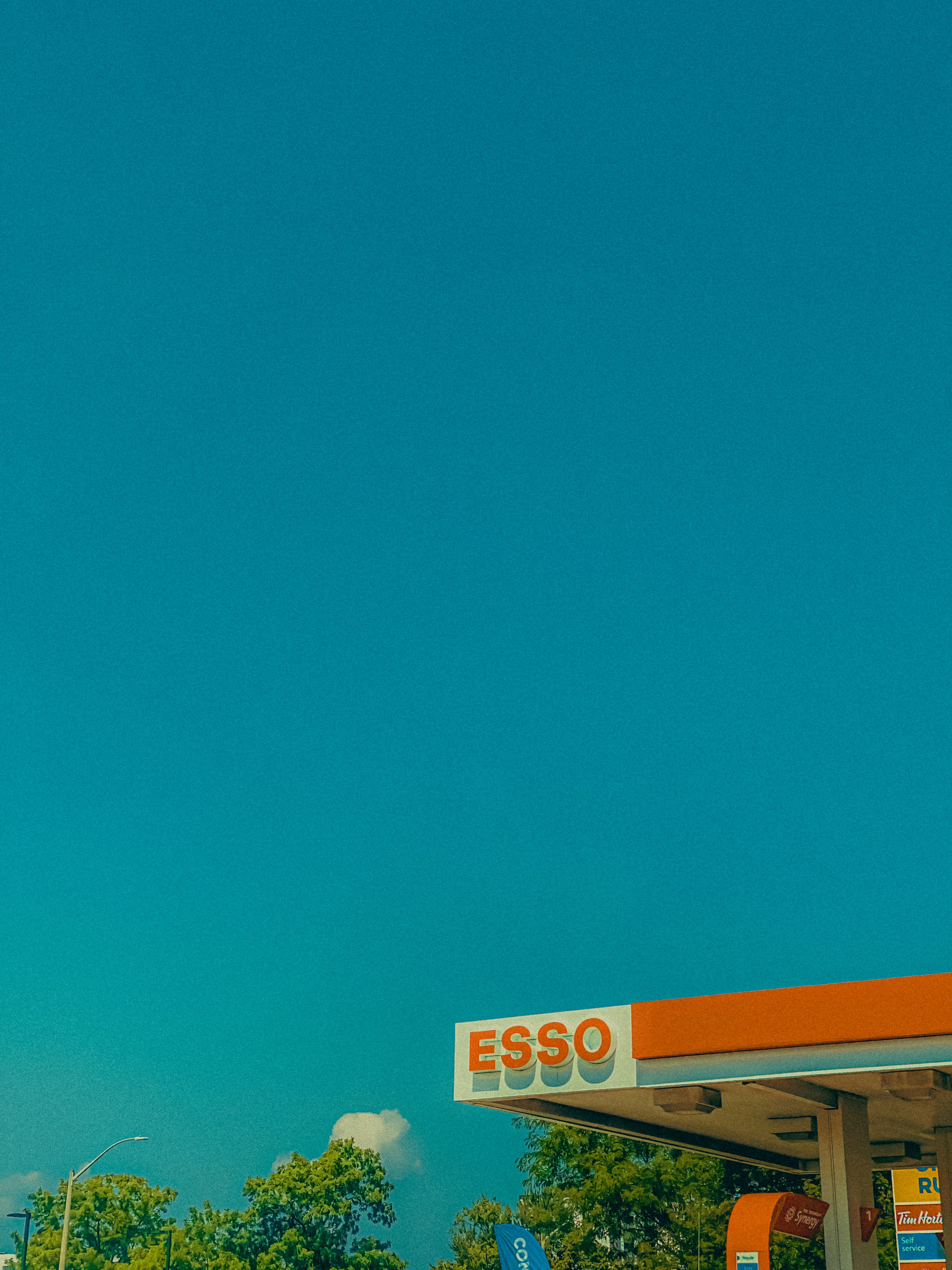 Kanopi pompa bensin Esso dengan langit biru cerah