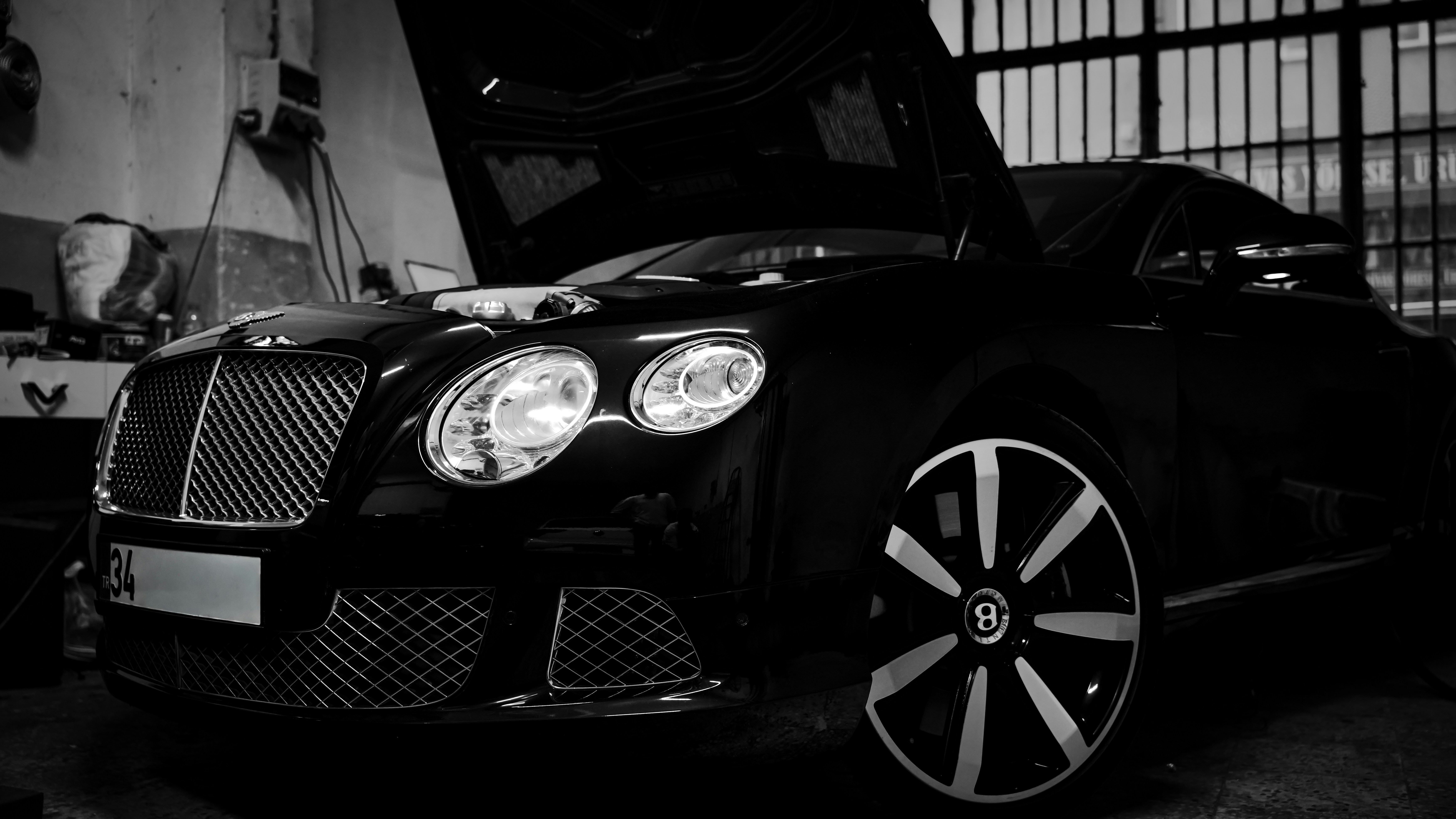 photo-1756222805146-e17e9d7924a4?ixid=M3wxMjA3fDB8MXxzZWFyY2h8MTh8fGJlbnRsZXklMjBzZXJ2aWNpbmclMjBzaW5nYXBvcmV8ZW58MHx8fHwxNzU5OTQxNTg0fDA\u0026ixlib=rb-4.1.0