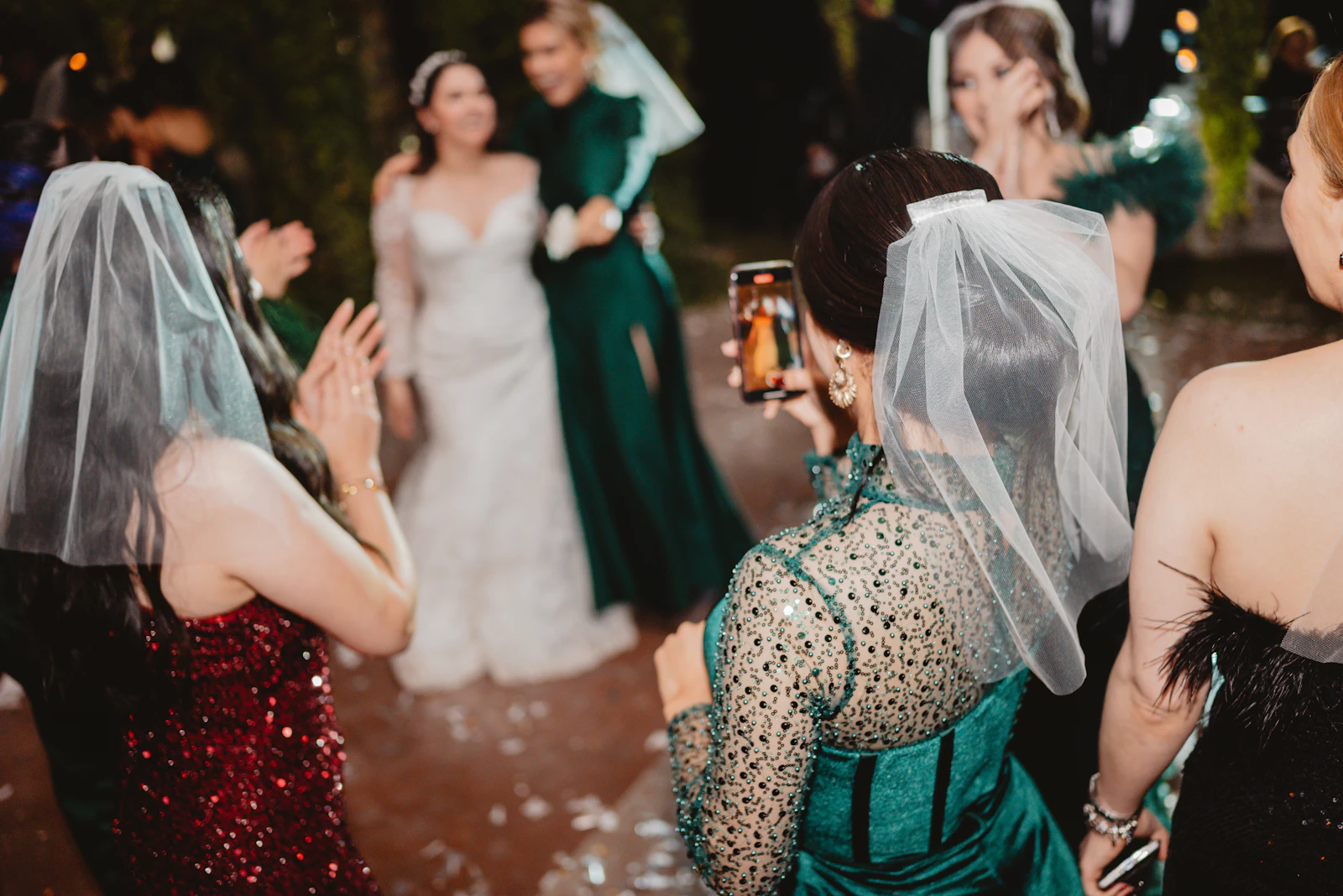 Brautpaar feiert mit Gästen auf einer Hochzeit