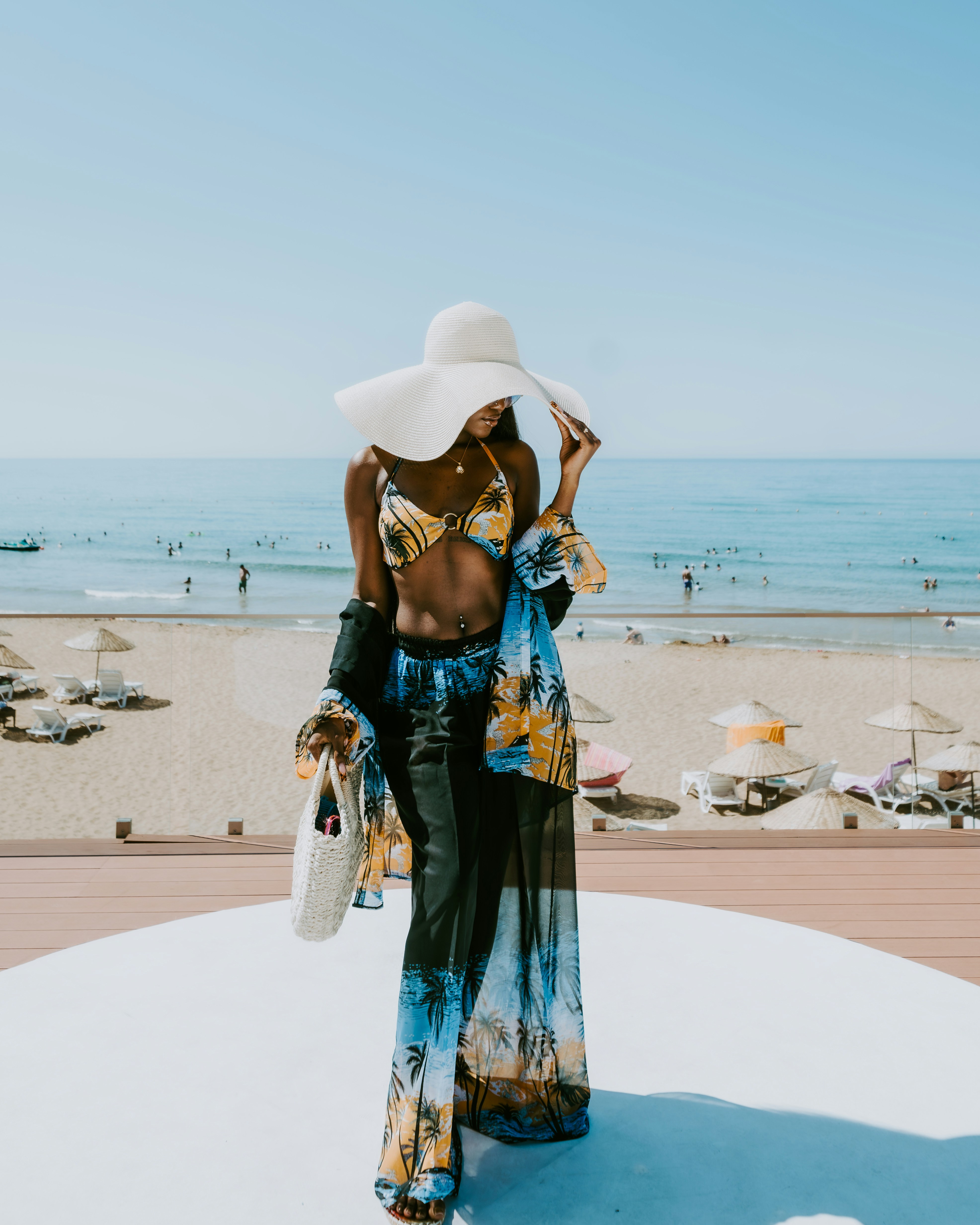 Mujer en ropa de playa elegante en un día soleado